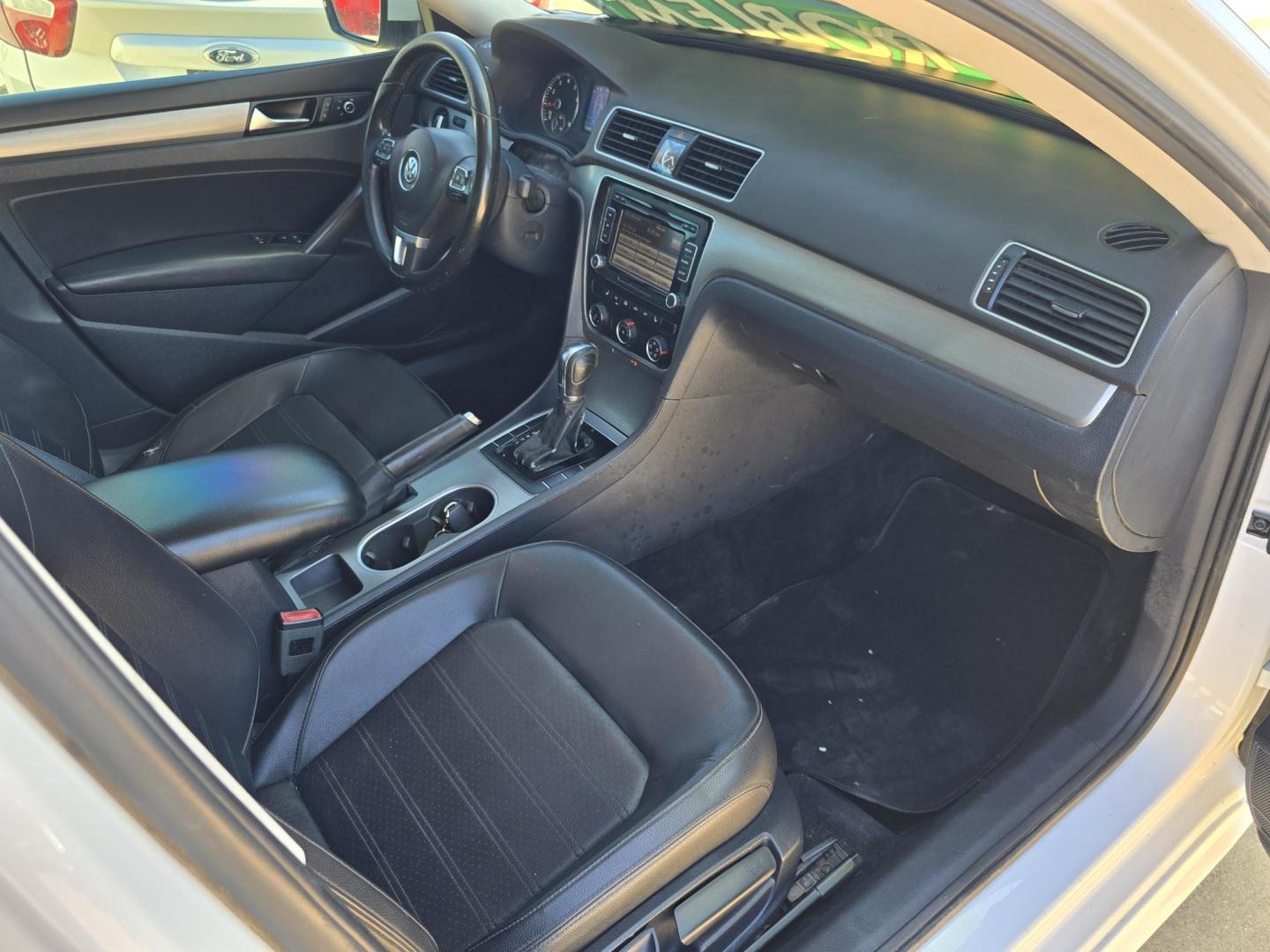 2015 WHITE Volkswagen Passat SE (1VWBT7A30FC) , 6-Speed Automatic transmission, located at 2660 S.Garland Avenue, Garland, TX, 75041, (469) 298-3118, 32.885551, -96.655602 - Photo#21