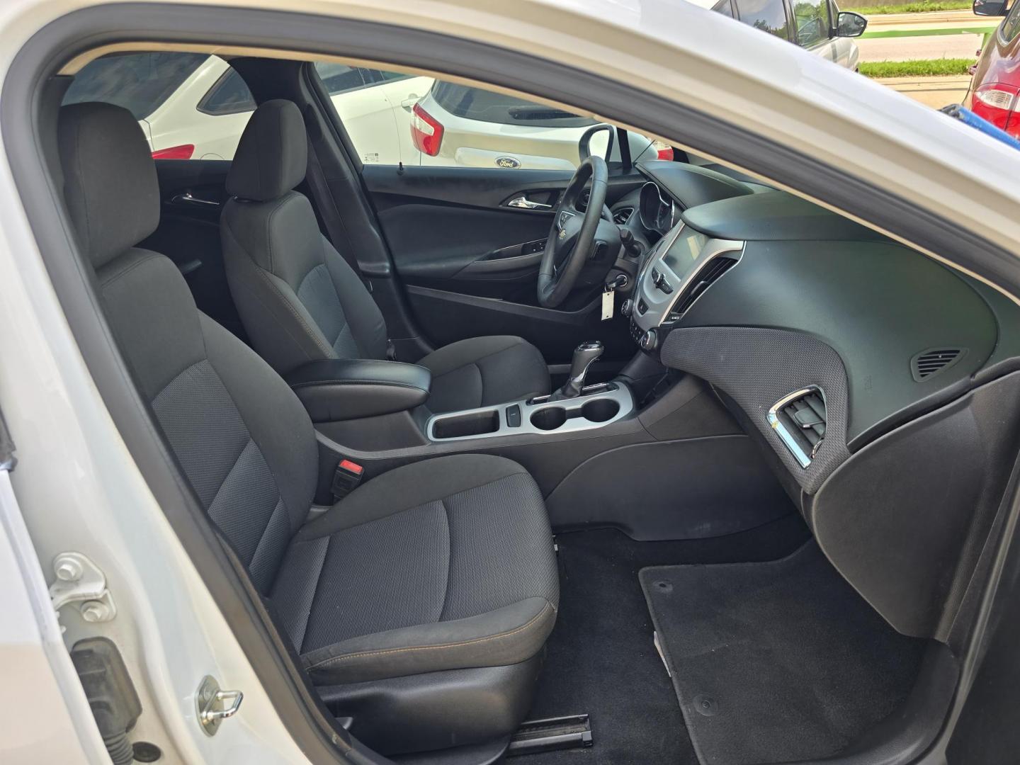 2016 WHITE Chevrolet Cruze LS (1G1BC5SM5G7) with an 1.4L L4 DOHC 16V TURBO engine, 6A transmission, located at 2660 S.Garland Avenue, Garland, TX, 75041, (469) 298-3118, 32.885551, -96.655602 - Photo#17