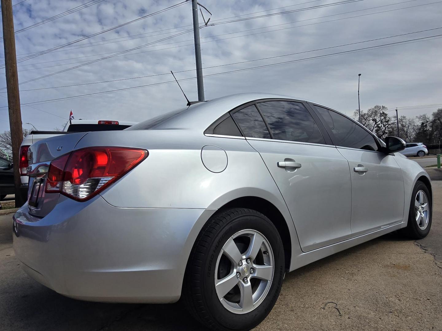 2016 SILVER Chevrolet Cruze 2LT Auto (1G1PE5SB6G7) with an 1.4L L4 DOHC 16V TURBO engine, 6-Speed Automatic transmission, located at 2660 S.Garland Avenue, Garland, TX, 75041, (469) 298-3118, 32.885551, -96.655602 - Photo#3