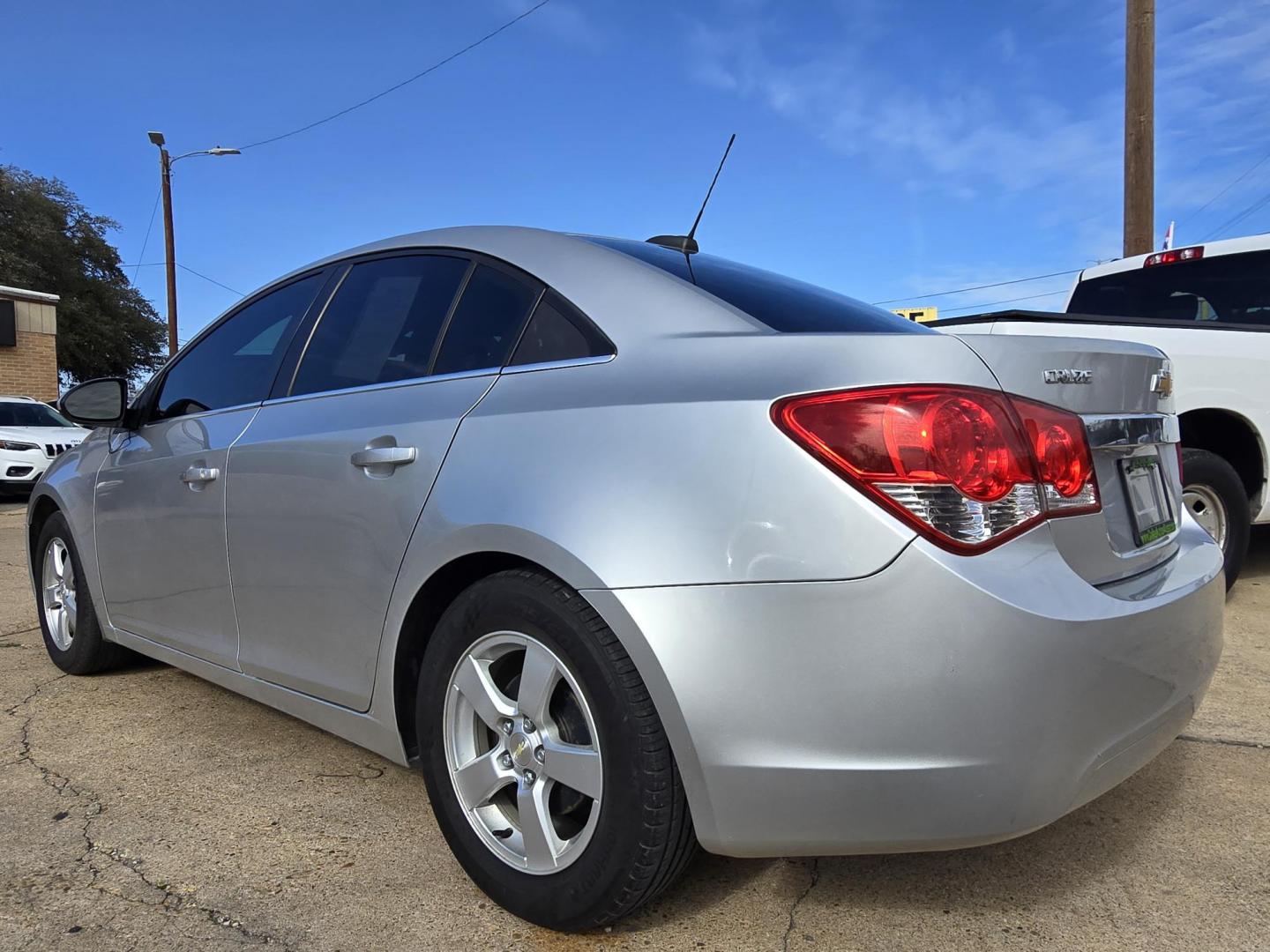 2016 SILVER Chevrolet Cruze 2LT Auto (1G1PE5SB6G7) with an 1.4L L4 DOHC 16V TURBO engine, 6-Speed Automatic transmission, located at 2660 S.Garland Avenue, Garland, TX, 75041, (469) 298-3118, 32.885551, -96.655602 - Photo#5