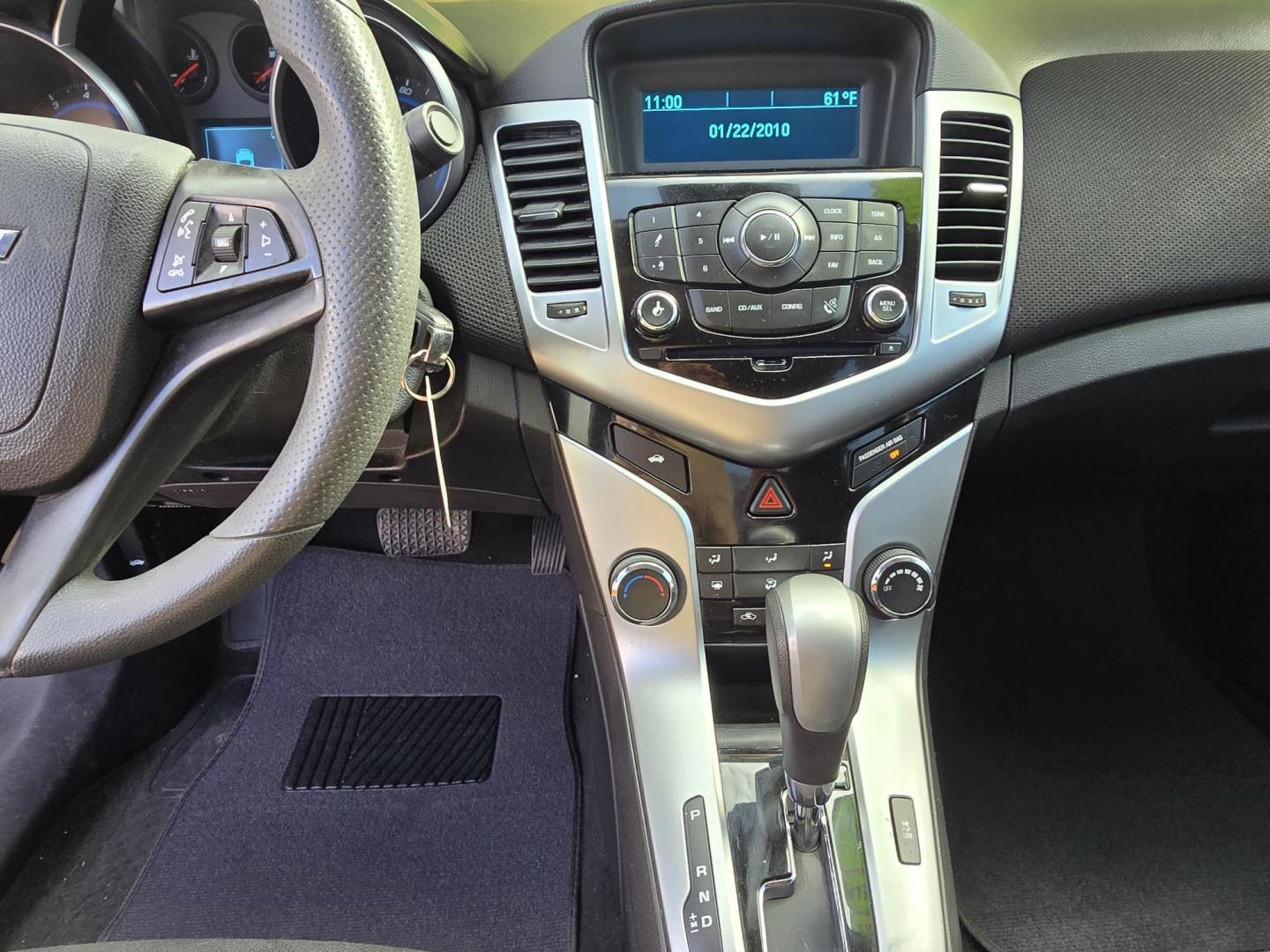 2016 SILVER Chevrolet Cruze 2LT Auto (1G1PE5SB6G7) with an 1.4L L4 DOHC 16V TURBO engine, 6-Speed Automatic transmission, located at 2660 S.Garland Avenue, Garland, TX, 75041, (469) 298-3118, 32.885551, -96.655602 - Photo#13