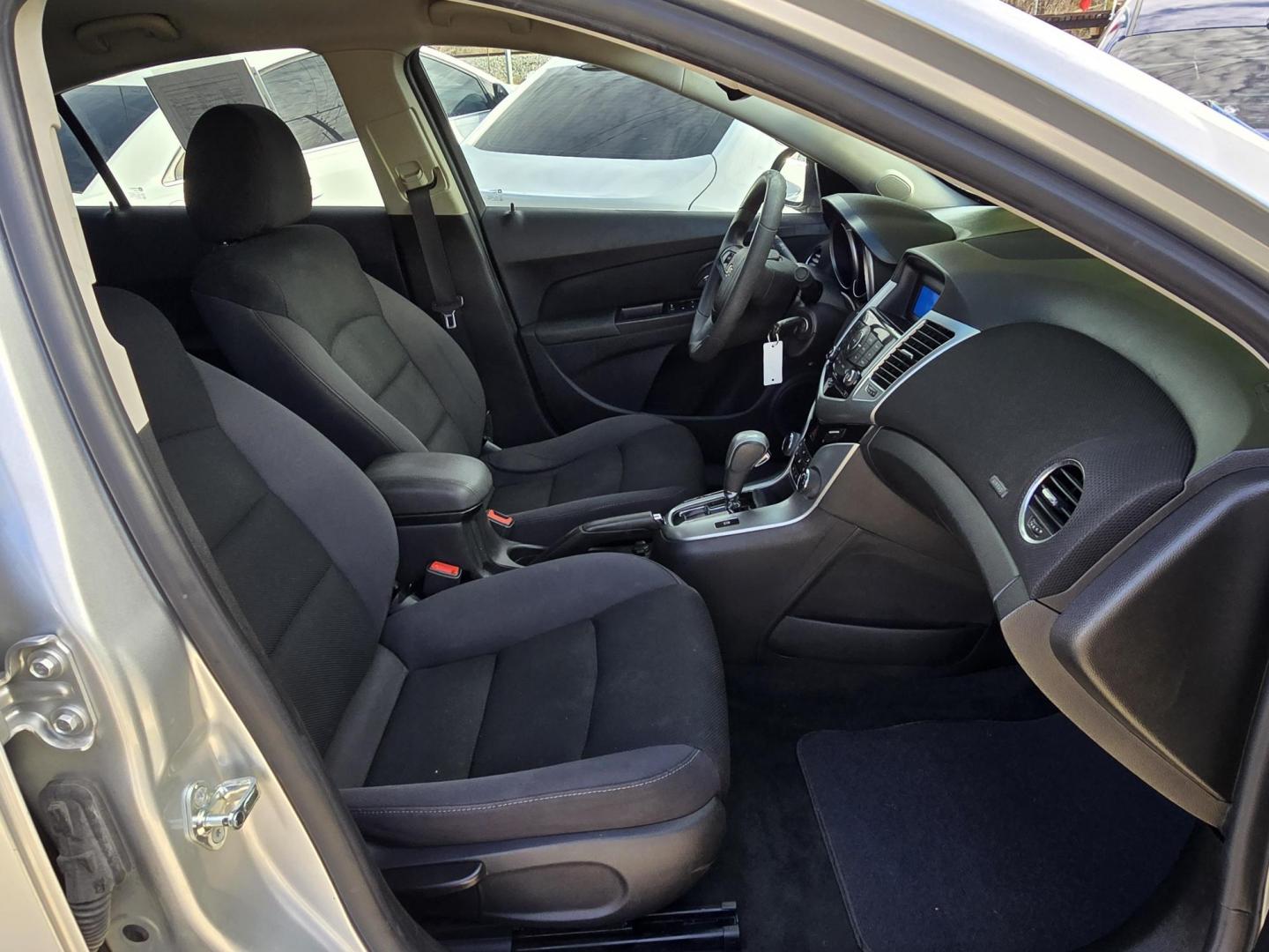 2016 SILVER Chevrolet Cruze 2LT Auto (1G1PE5SB6G7) with an 1.4L L4 DOHC 16V TURBO engine, 6-Speed Automatic transmission, located at 2660 S.Garland Avenue, Garland, TX, 75041, (469) 298-3118, 32.885551, -96.655602 - Photo#16