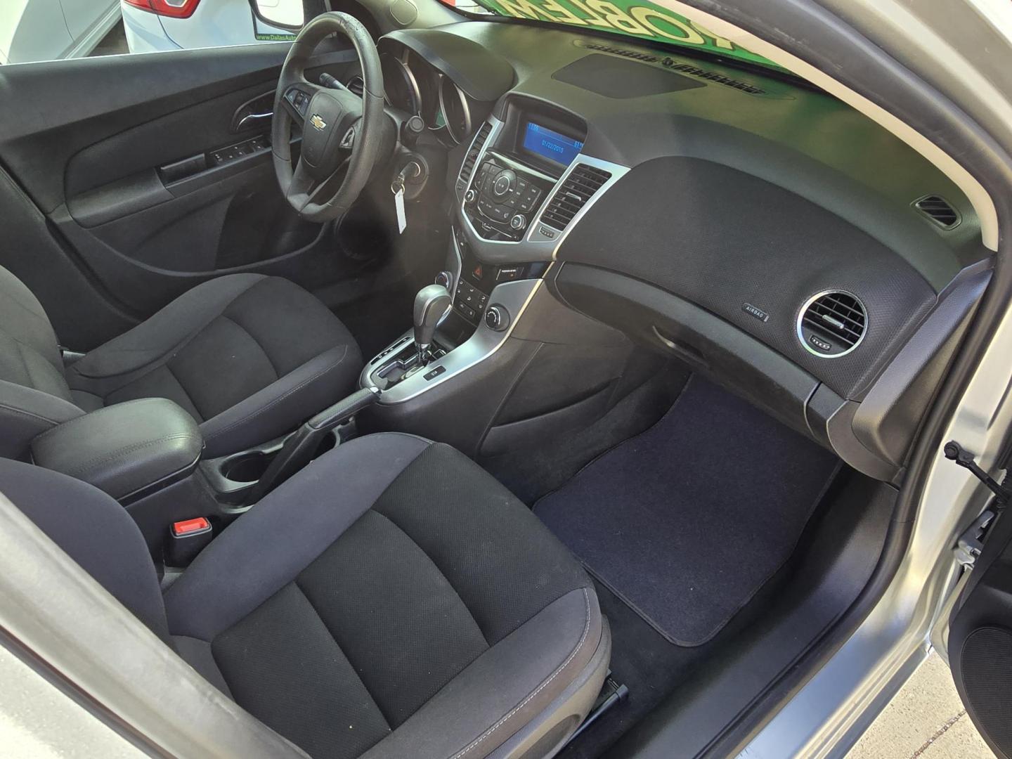 2016 SILVER Chevrolet Cruze 2LT Auto (1G1PE5SB6G7) with an 1.4L L4 DOHC 16V TURBO engine, 6-Speed Automatic transmission, located at 2660 S.Garland Avenue, Garland, TX, 75041, (469) 298-3118, 32.885551, -96.655602 - Photo#17