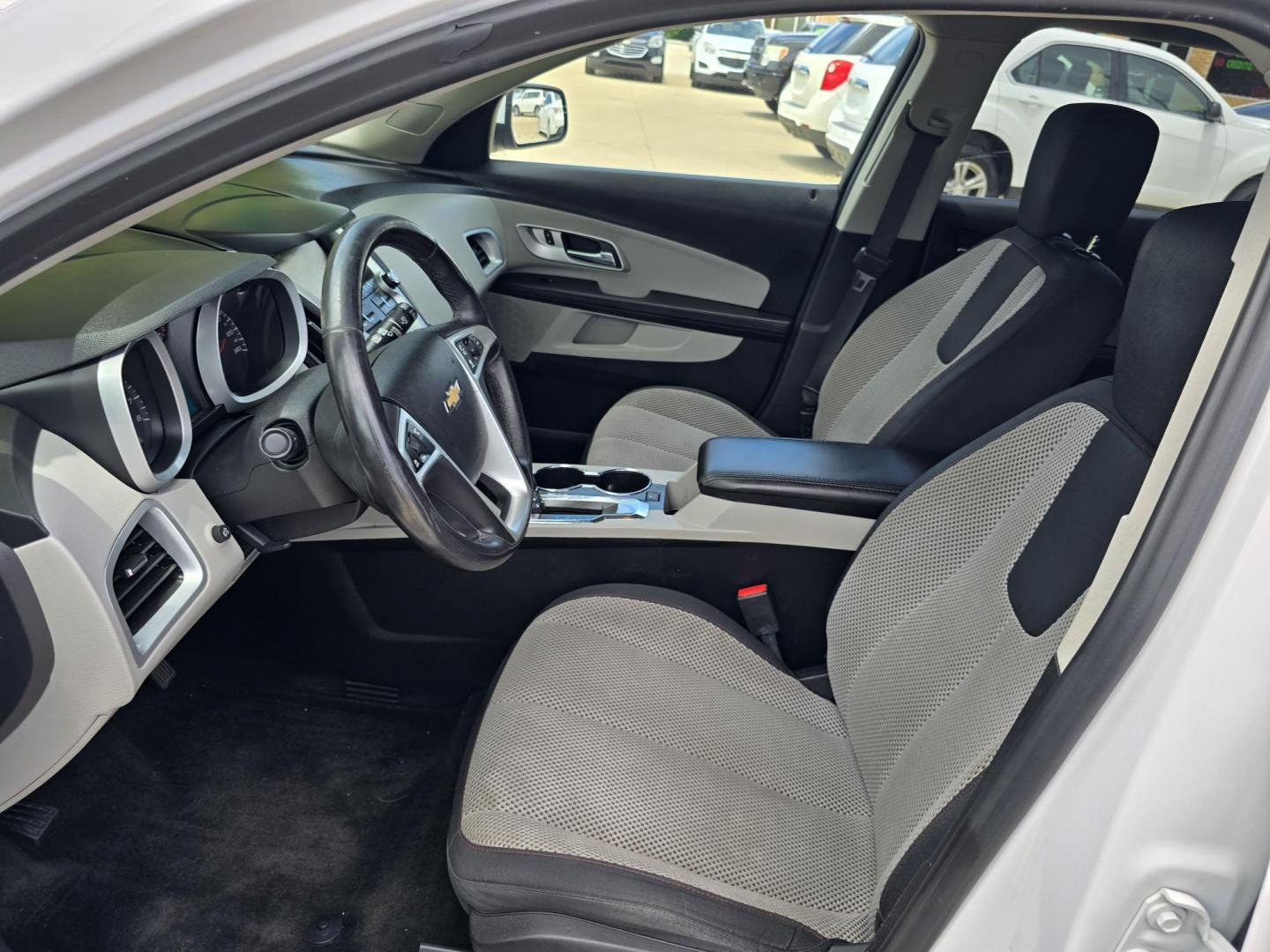 2016 WHITE Chevrolet Equinox LT (2GNALCEK6G6) with an 2.4L L4 DOHC 16V FFV engine, 6A transmission, located at 2660 S.Garland Avenue, Garland, TX, 75041, (469) 298-3118, 32.885551, -96.655602 - Photo#11