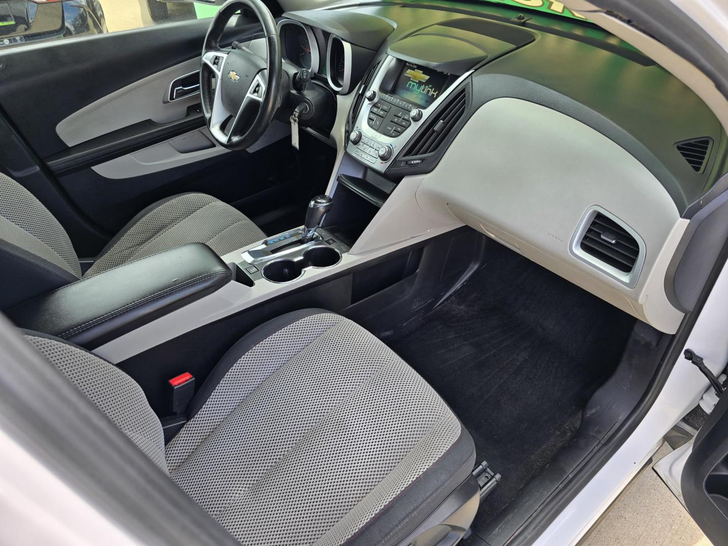 2016 WHITE Chevrolet Equinox LT (2GNALCEK6G6) with an 2.4L L4 DOHC 16V FFV engine, 6A transmission, located at 2660 S.Garland Avenue, Garland, TX, 75041, (469) 298-3118, 32.885551, -96.655602 - Photo#19