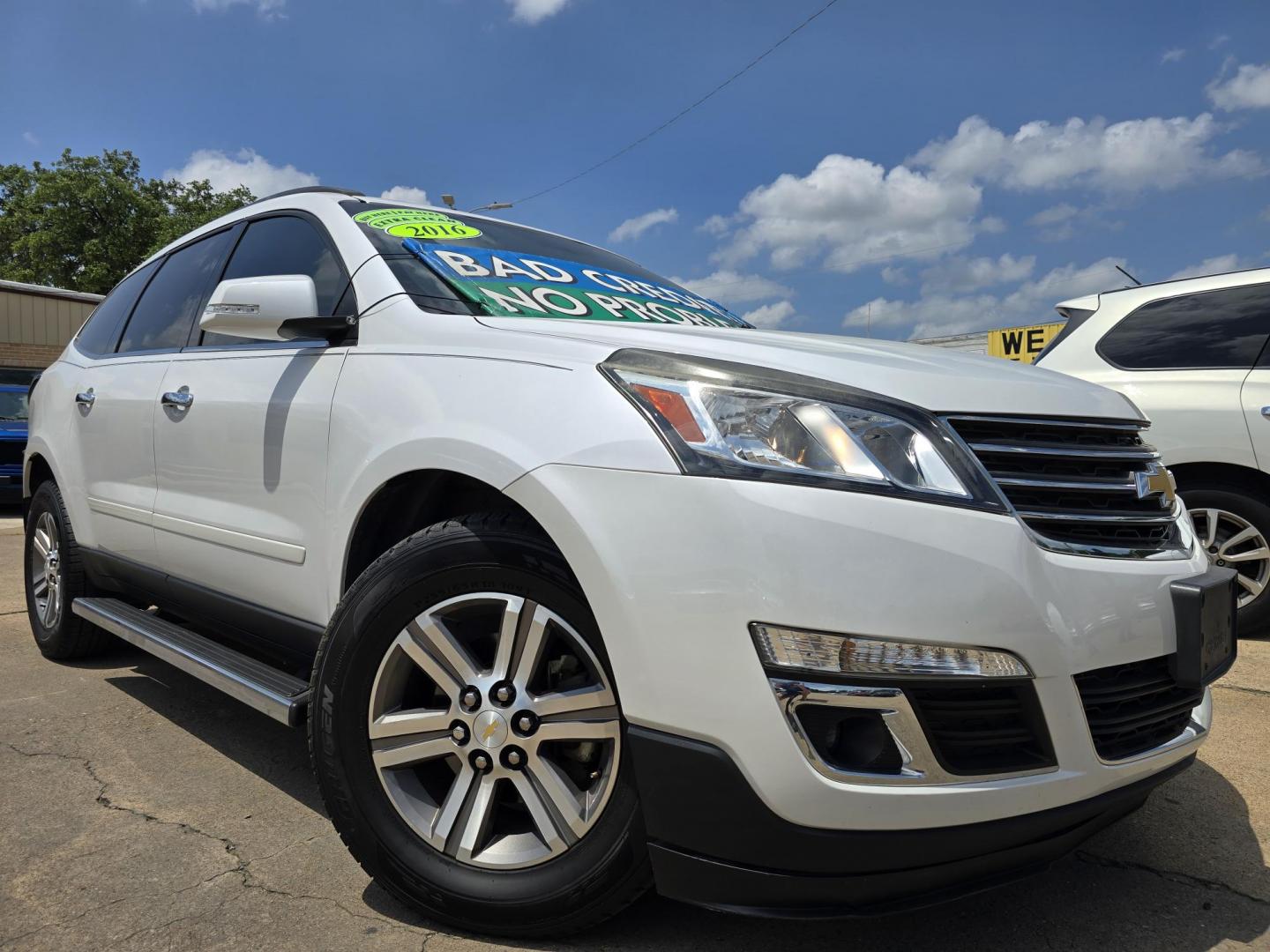2016 DIAMOND WHITE Chevrolet Traverse 2LT (1GNKRHKD9GJ) with an 3.6L V6 DOHC 24V engine, 6-Speed Automatic transmission, located at 2660 S.Garland Avenue, Garland, TX, 75041, (469) 298-3118, 32.885551, -96.655602 - Photo#0