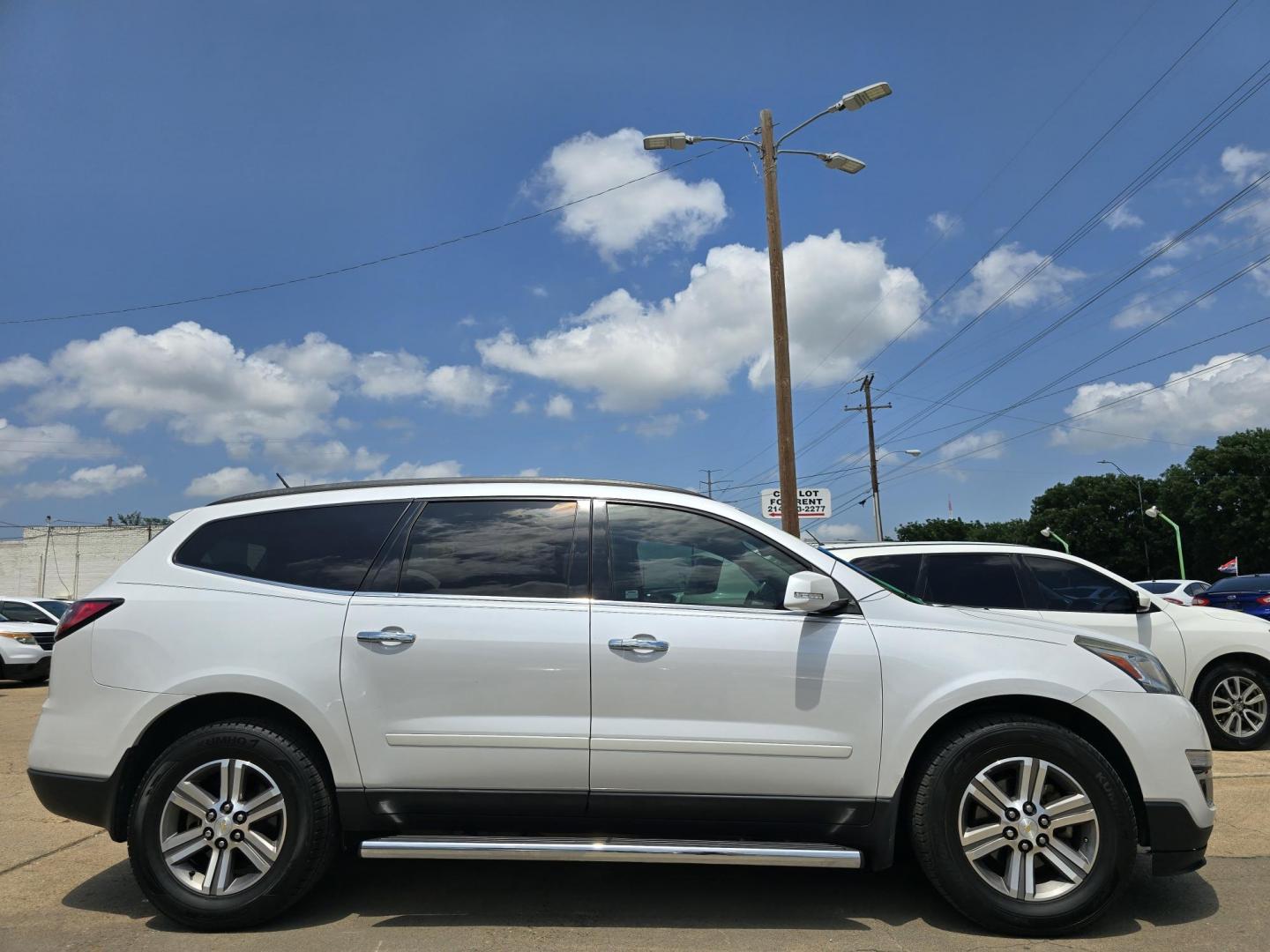 2016 DIAMOND WHITE Chevrolet Traverse 2LT (1GNKRHKD9GJ) with an 3.6L V6 DOHC 24V engine, 6-Speed Automatic transmission, located at 2660 S.Garland Avenue, Garland, TX, 75041, (469) 298-3118, 32.885551, -96.655602 - Photo#2