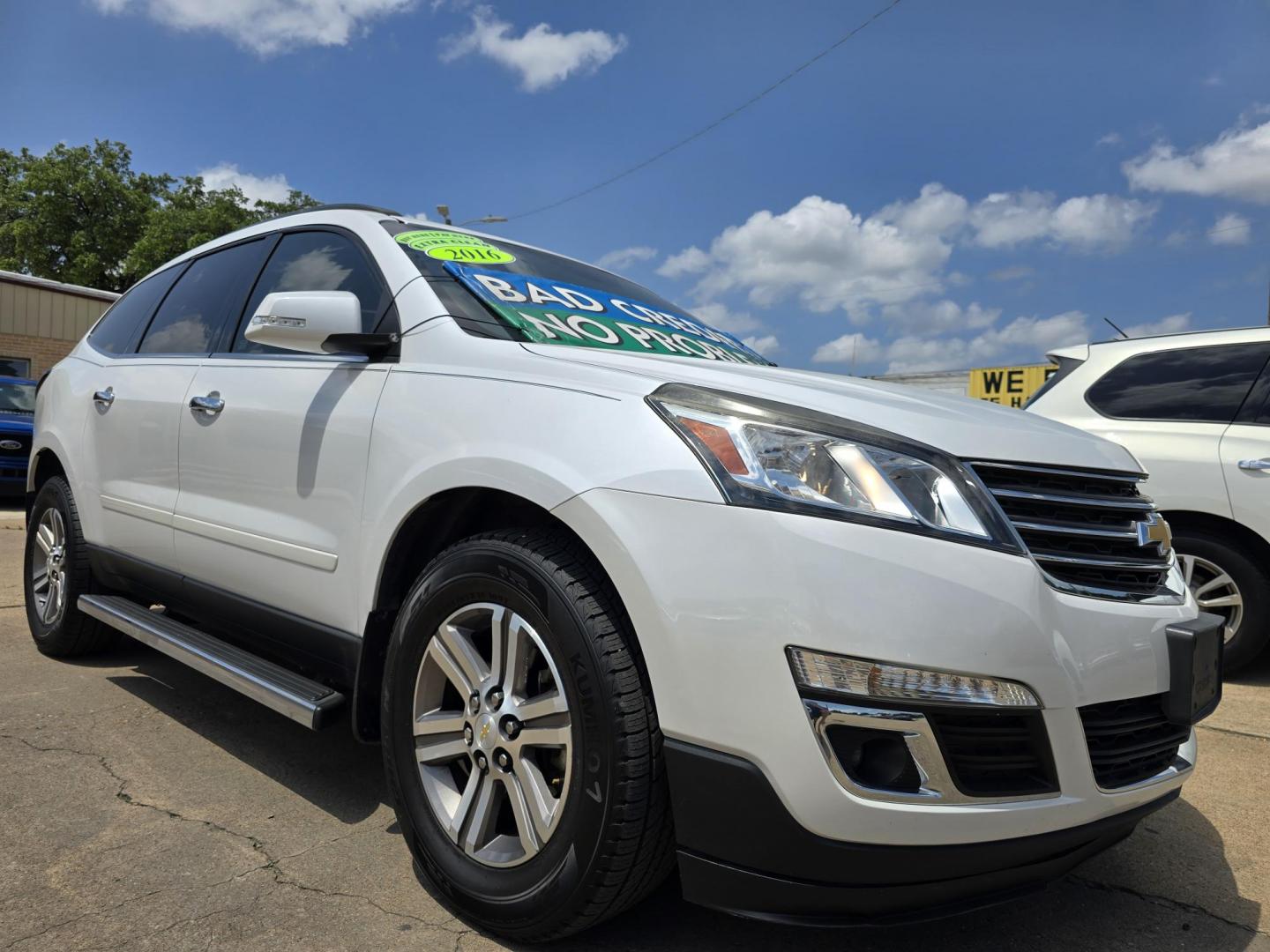 2016 DIAMOND WHITE Chevrolet Traverse 2LT (1GNKRHKD9GJ) with an 3.6L V6 DOHC 24V engine, 6-Speed Automatic transmission, located at 2660 S.Garland Avenue, Garland, TX, 75041, (469) 298-3118, 32.885551, -96.655602 - Photo#1