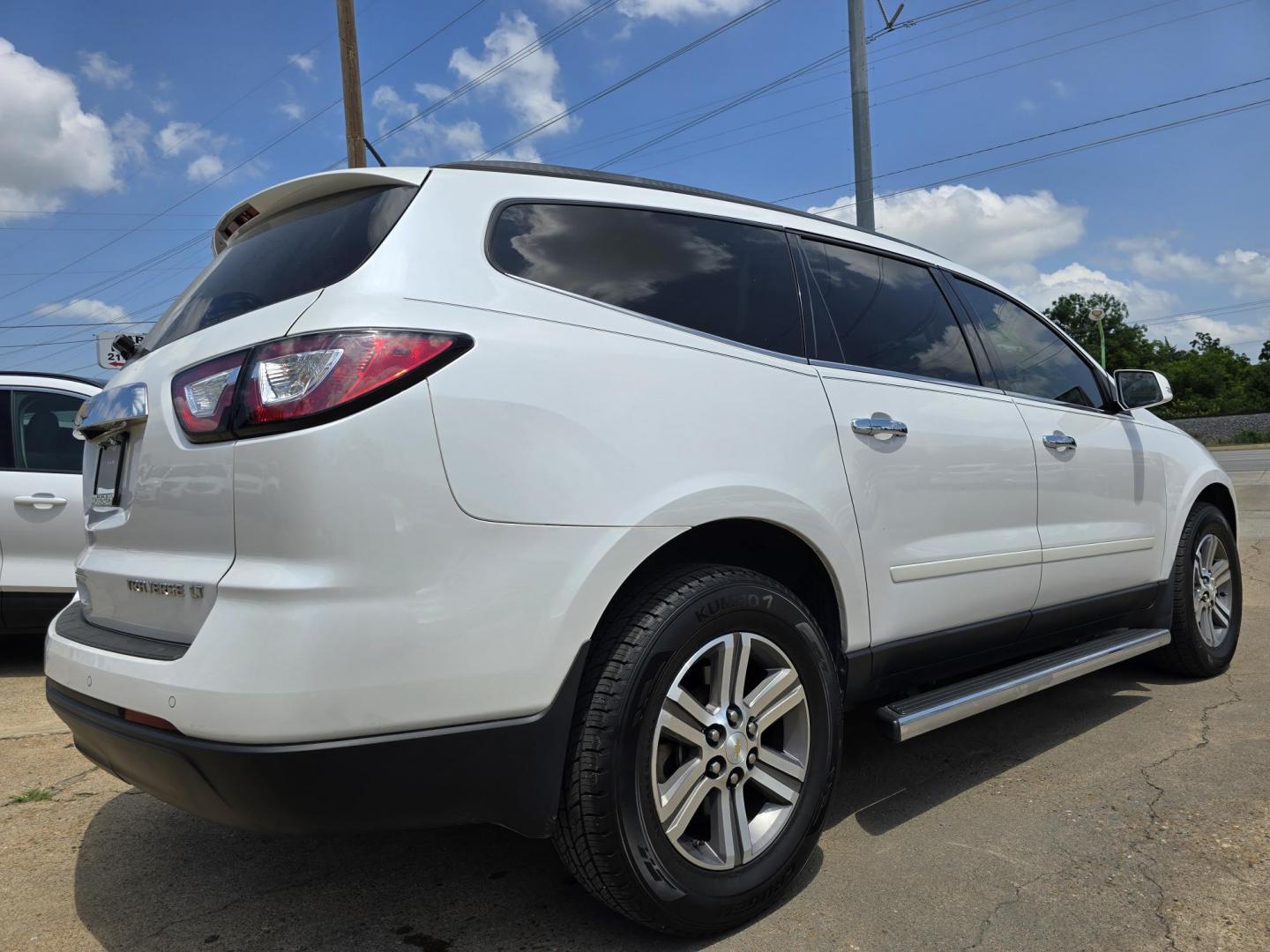 2016 DIAMOND WHITE Chevrolet Traverse 2LT (1GNKRHKD9GJ) with an 3.6L V6 DOHC 24V engine, 6-Speed Automatic transmission, located at 2660 S.Garland Avenue, Garland, TX, 75041, (469) 298-3118, 32.885551, -96.655602 - Photo#3