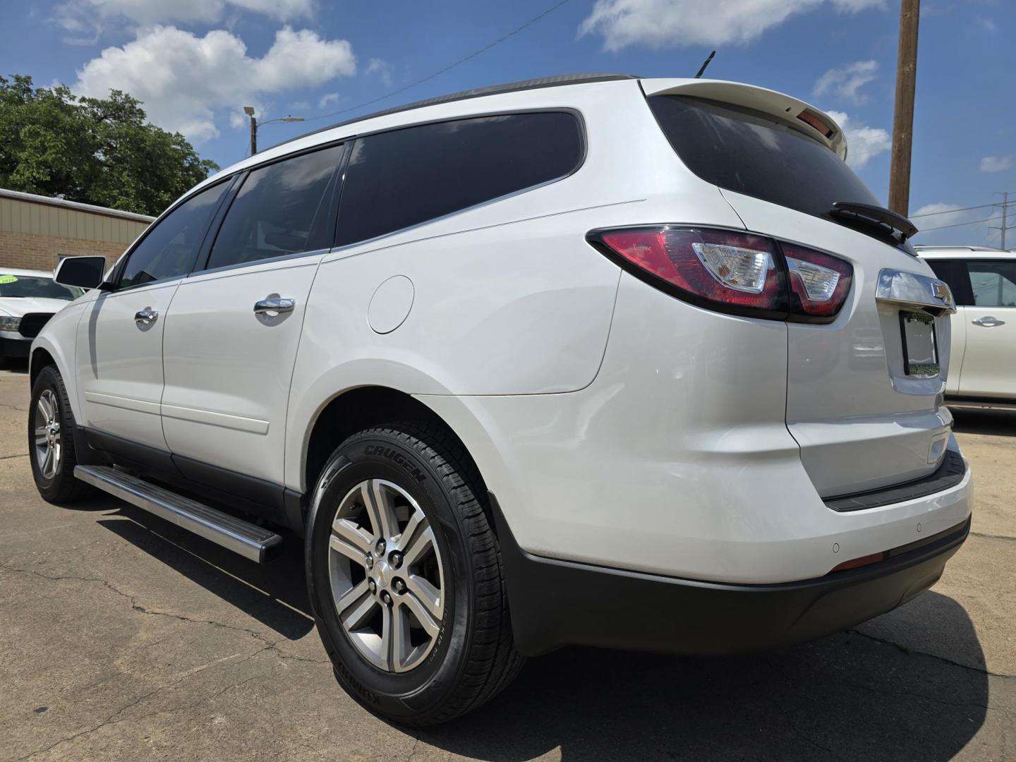 2016 DIAMOND WHITE Chevrolet Traverse 2LT (1GNKRHKD9GJ) with an 3.6L V6 DOHC 24V engine, 6-Speed Automatic transmission, located at 2660 S.Garland Avenue, Garland, TX, 75041, (469) 298-3118, 32.885551, -96.655602 - Photo#5