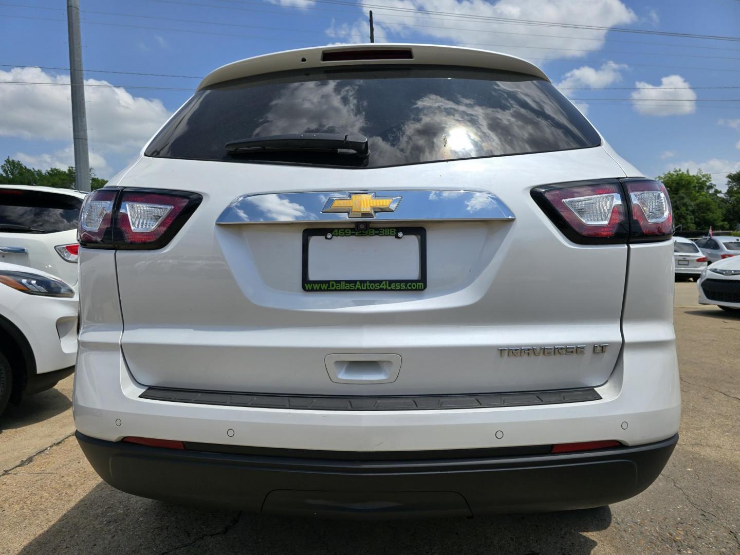 2016 DIAMOND WHITE Chevrolet Traverse 2LT (1GNKRHKD9GJ) with an 3.6L V6 DOHC 24V engine, 6-Speed Automatic transmission, located at 2660 S.Garland Avenue, Garland, TX, 75041, (469) 298-3118, 32.885551, -96.655602 - Photo#4
