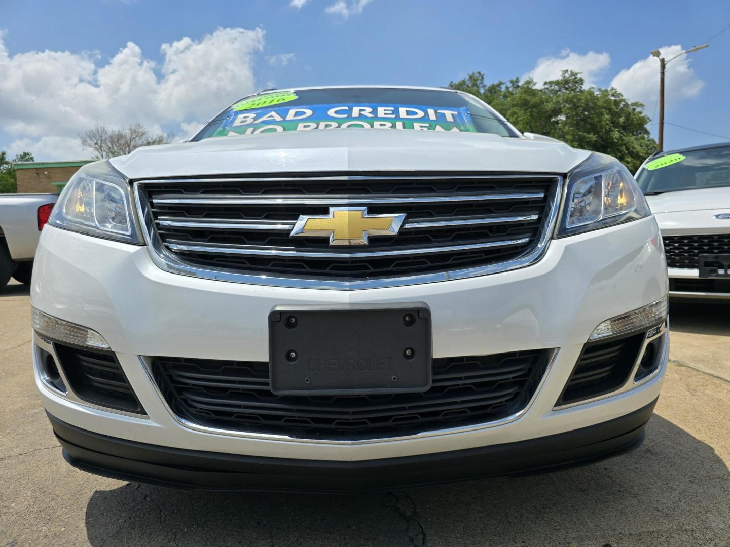 2016 DIAMOND WHITE Chevrolet Traverse 2LT (1GNKRHKD9GJ) with an 3.6L V6 DOHC 24V engine, 6-Speed Automatic transmission, located at 2660 S.Garland Avenue, Garland, TX, 75041, (469) 298-3118, 32.885551, -96.655602 - Photo#9