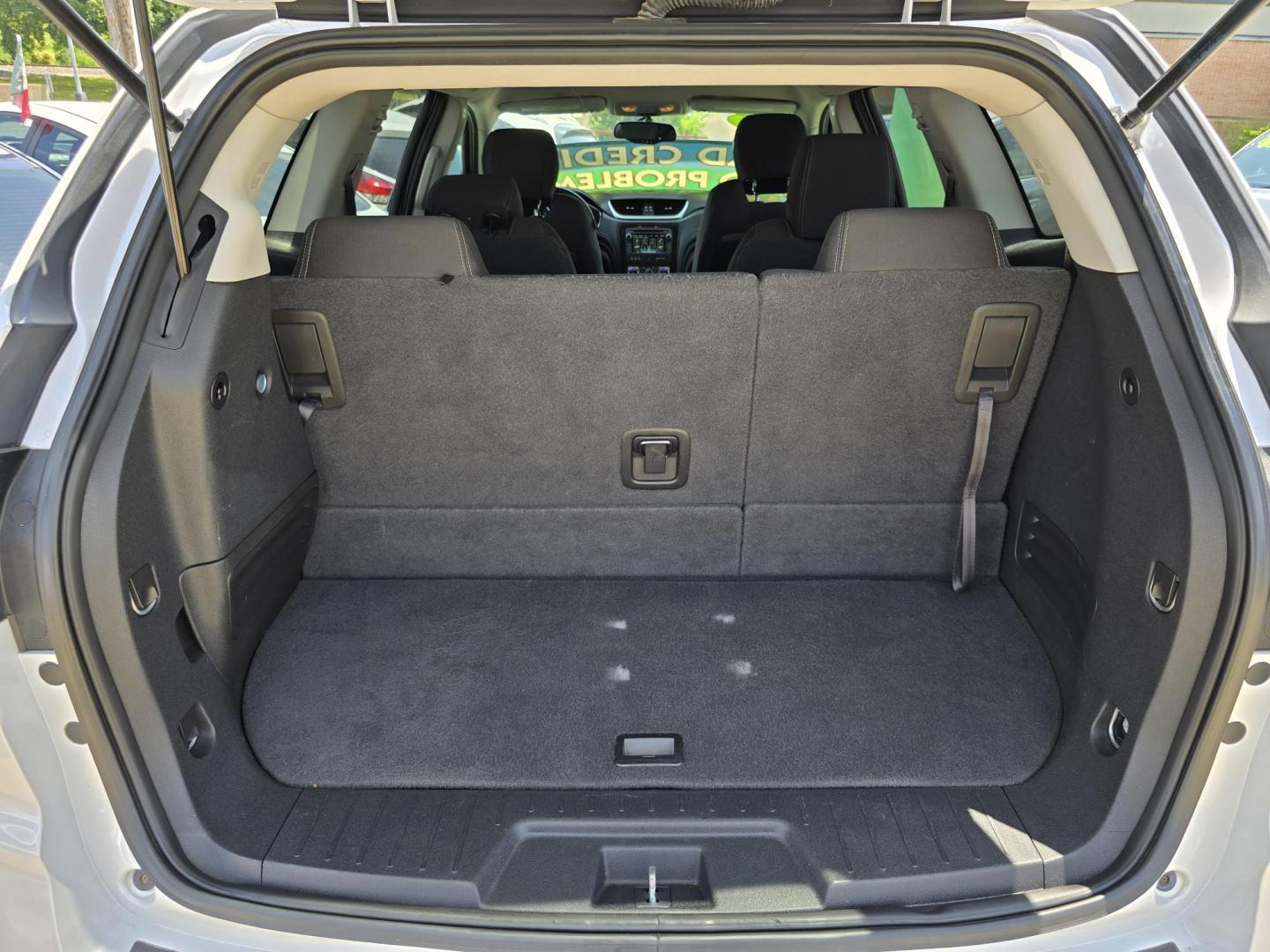 2016 DIAMOND WHITE Chevrolet Traverse 2LT (1GNKRHKD9GJ) with an 3.6L V6 DOHC 24V engine, 6-Speed Automatic transmission, located at 2660 S.Garland Avenue, Garland, TX, 75041, (469) 298-3118, 32.885551, -96.655602 - Photo#15