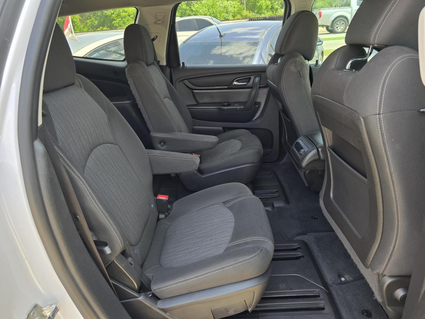 2016 DIAMOND WHITE Chevrolet Traverse 2LT (1GNKRHKD9GJ) with an 3.6L V6 DOHC 24V engine, 6-Speed Automatic transmission, located at 2660 S.Garland Avenue, Garland, TX, 75041, (469) 298-3118, 32.885551, -96.655602 - Photo#17