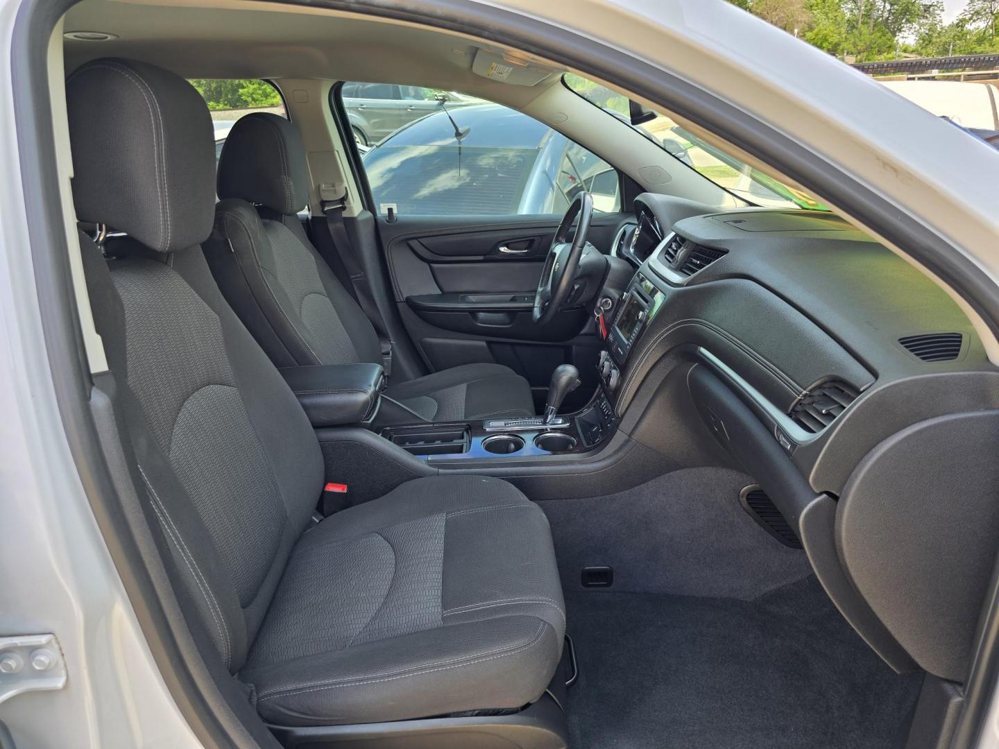 2016 DIAMOND WHITE Chevrolet Traverse 2LT (1GNKRHKD9GJ) with an 3.6L V6 DOHC 24V engine, 6-Speed Automatic transmission, located at 2660 S.Garland Avenue, Garland, TX, 75041, (469) 298-3118, 32.885551, -96.655602 - Photo#18