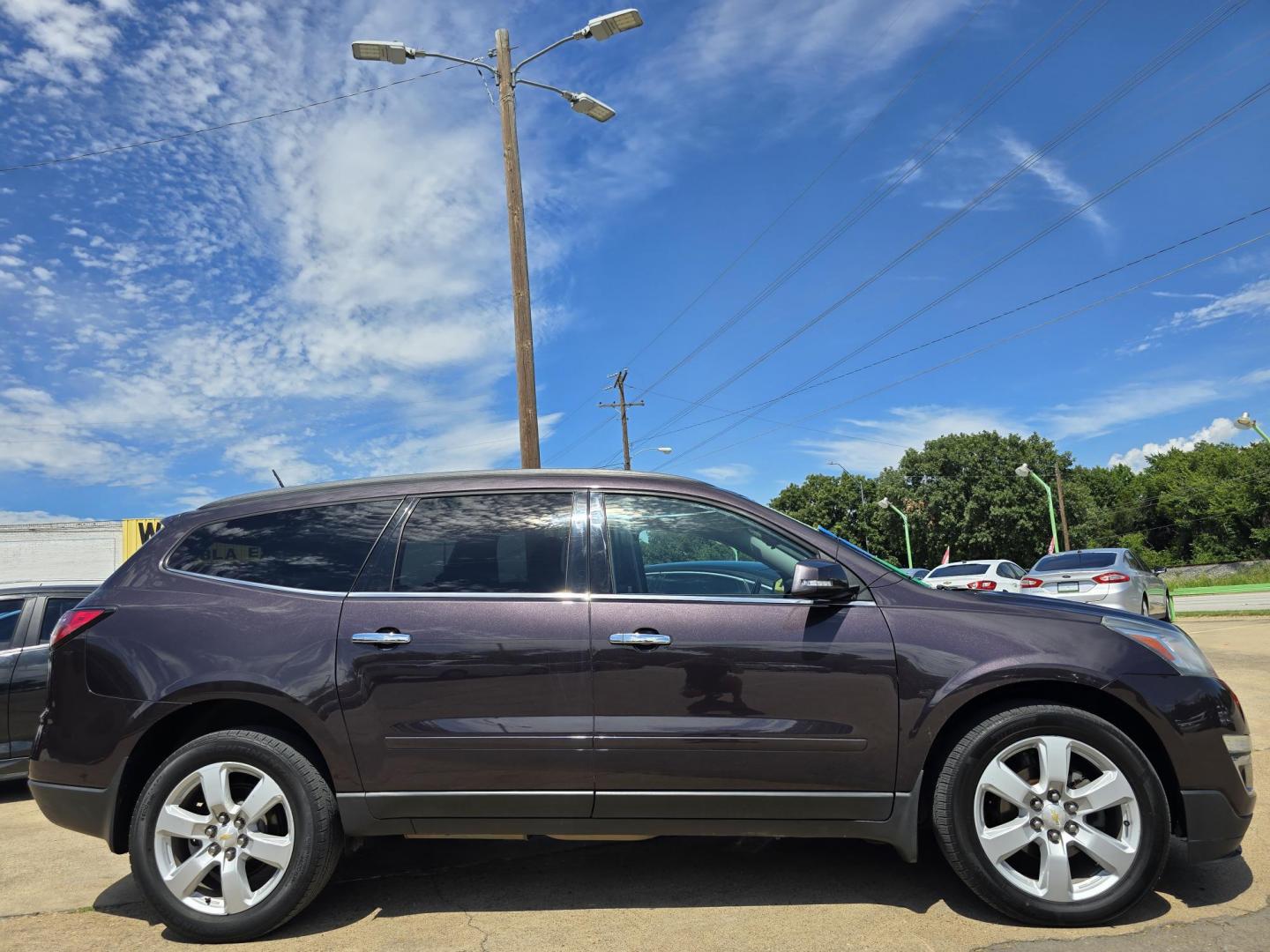 2016 Chevrolet Traverse 1LT FWD (1GNKRGKD8GJ) with an 3.6L V6 DOHC 24V engine, 6A transmission, located at 2660 S.Garland Avenue, Garland, TX, 75041, (469) 298-3118, 32.885551, -96.655602 - Photo#2