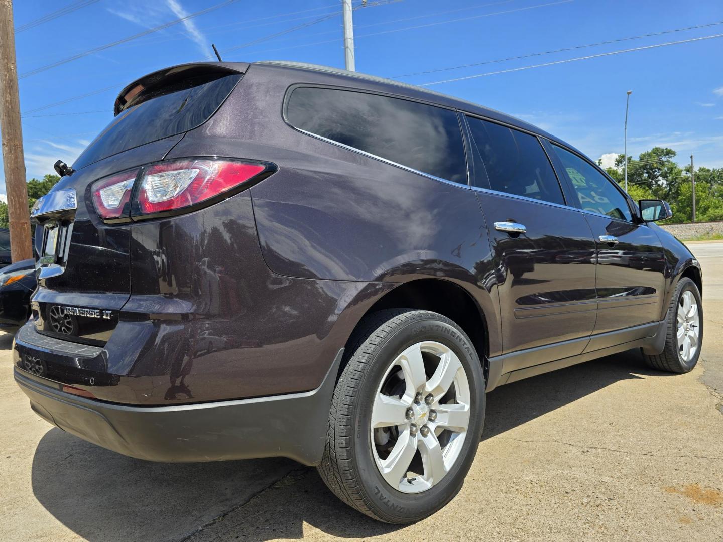 2016 Chevrolet Traverse 1LT FWD (1GNKRGKD8GJ) with an 3.6L V6 DOHC 24V engine, 6A transmission, located at 2660 S.Garland Avenue, Garland, TX, 75041, (469) 298-3118, 32.885551, -96.655602 - Photo#3