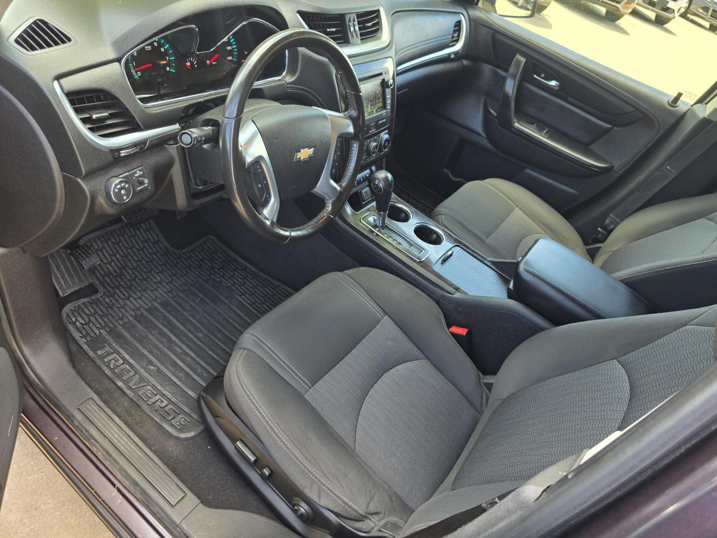 2016 Chevrolet Traverse 1LT FWD (1GNKRGKD8GJ) with an 3.6L V6 DOHC 24V engine, 6A transmission, located at 2660 S.Garland Avenue, Garland, TX, 75041, (469) 298-3118, 32.885551, -96.655602 - Photo#11