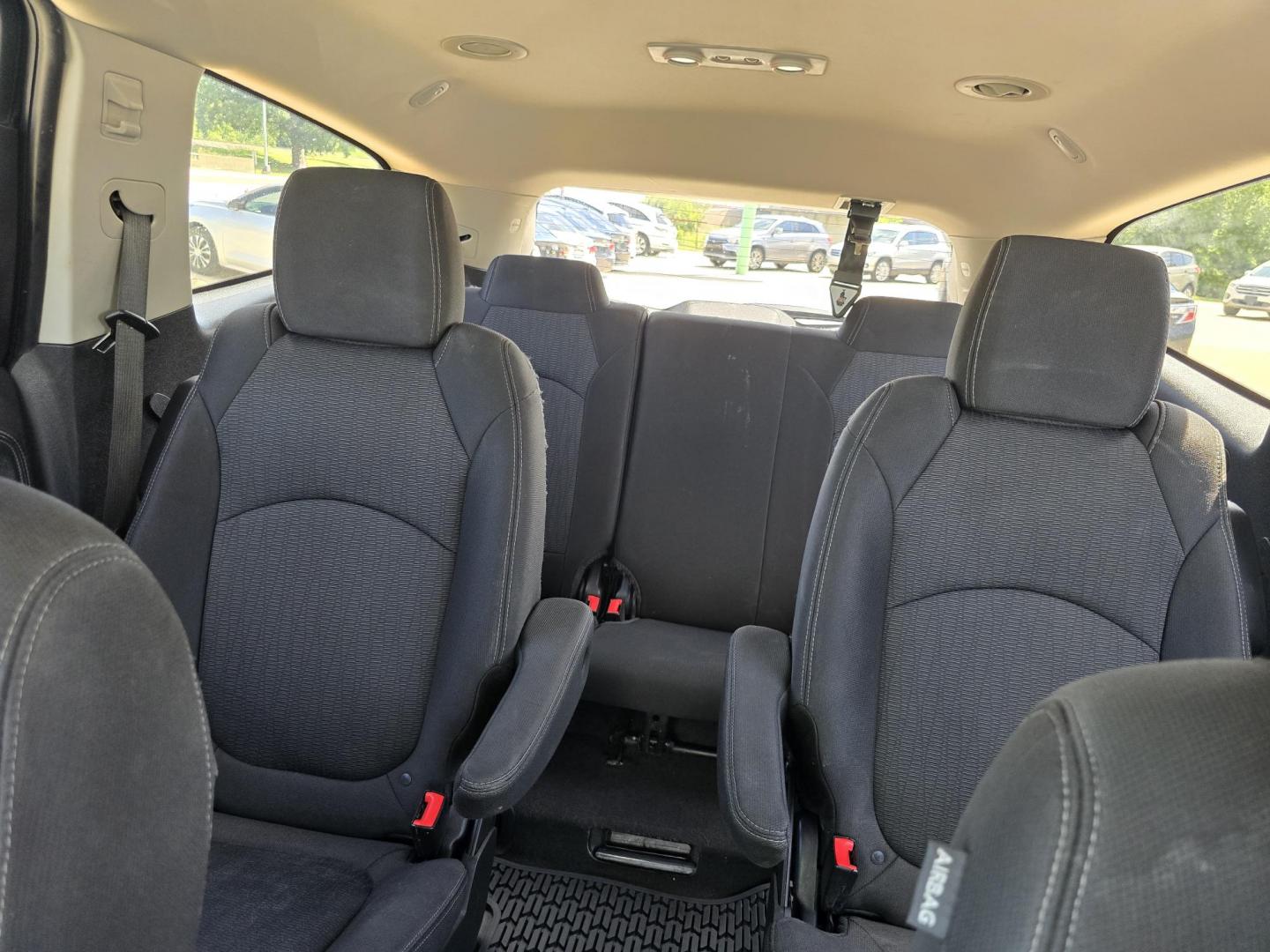 2016 Chevrolet Traverse 1LT FWD (1GNKRGKD8GJ) with an 3.6L V6 DOHC 24V engine, 6A transmission, located at 2660 S.Garland Avenue, Garland, TX, 75041, (469) 298-3118, 32.885551, -96.655602 - Photo#18