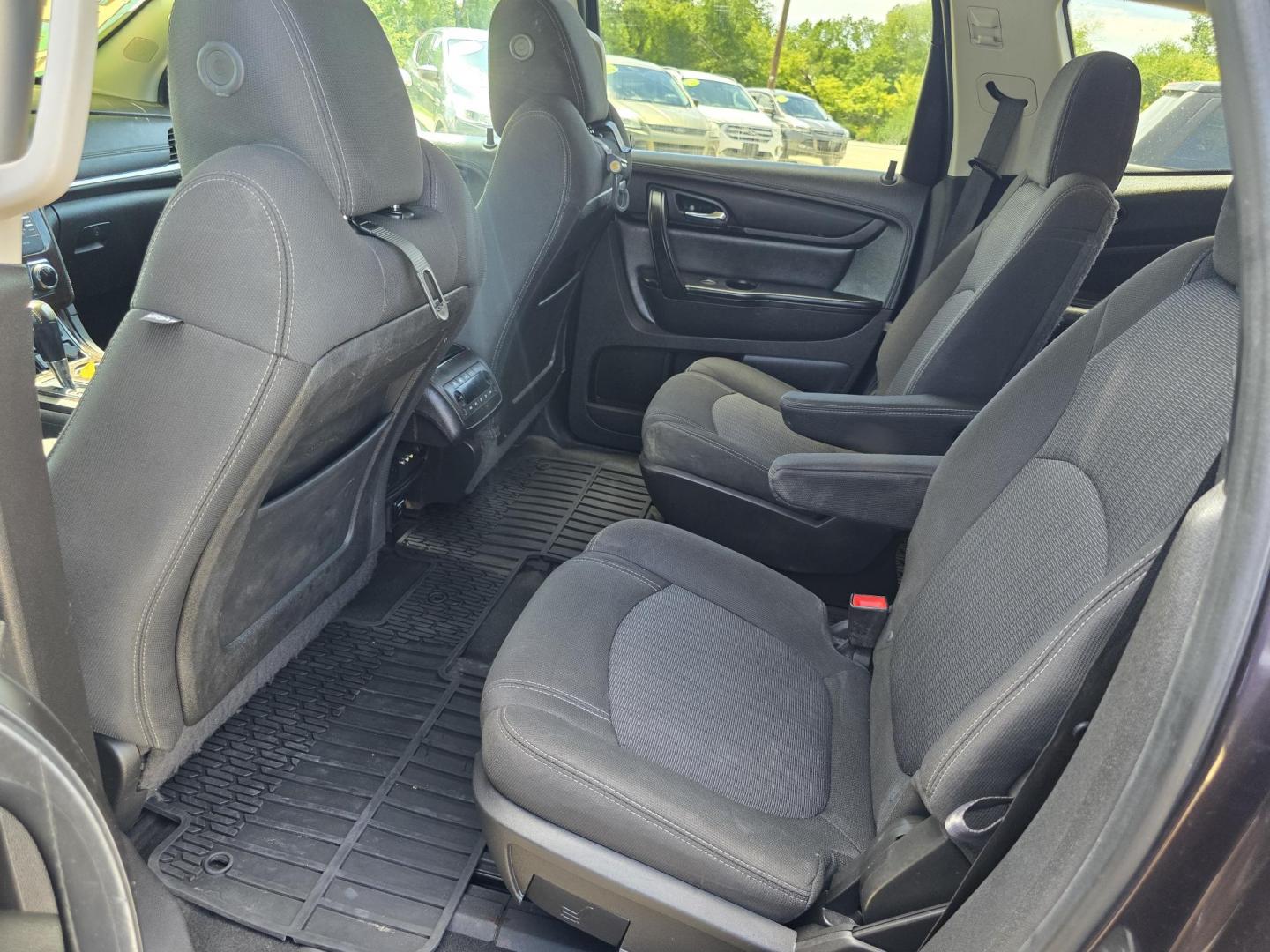2016 Chevrolet Traverse 1LT FWD (1GNKRGKD8GJ) with an 3.6L V6 DOHC 24V engine, 6A transmission, located at 2660 S.Garland Avenue, Garland, TX, 75041, (469) 298-3118, 32.885551, -96.655602 - Photo#19
