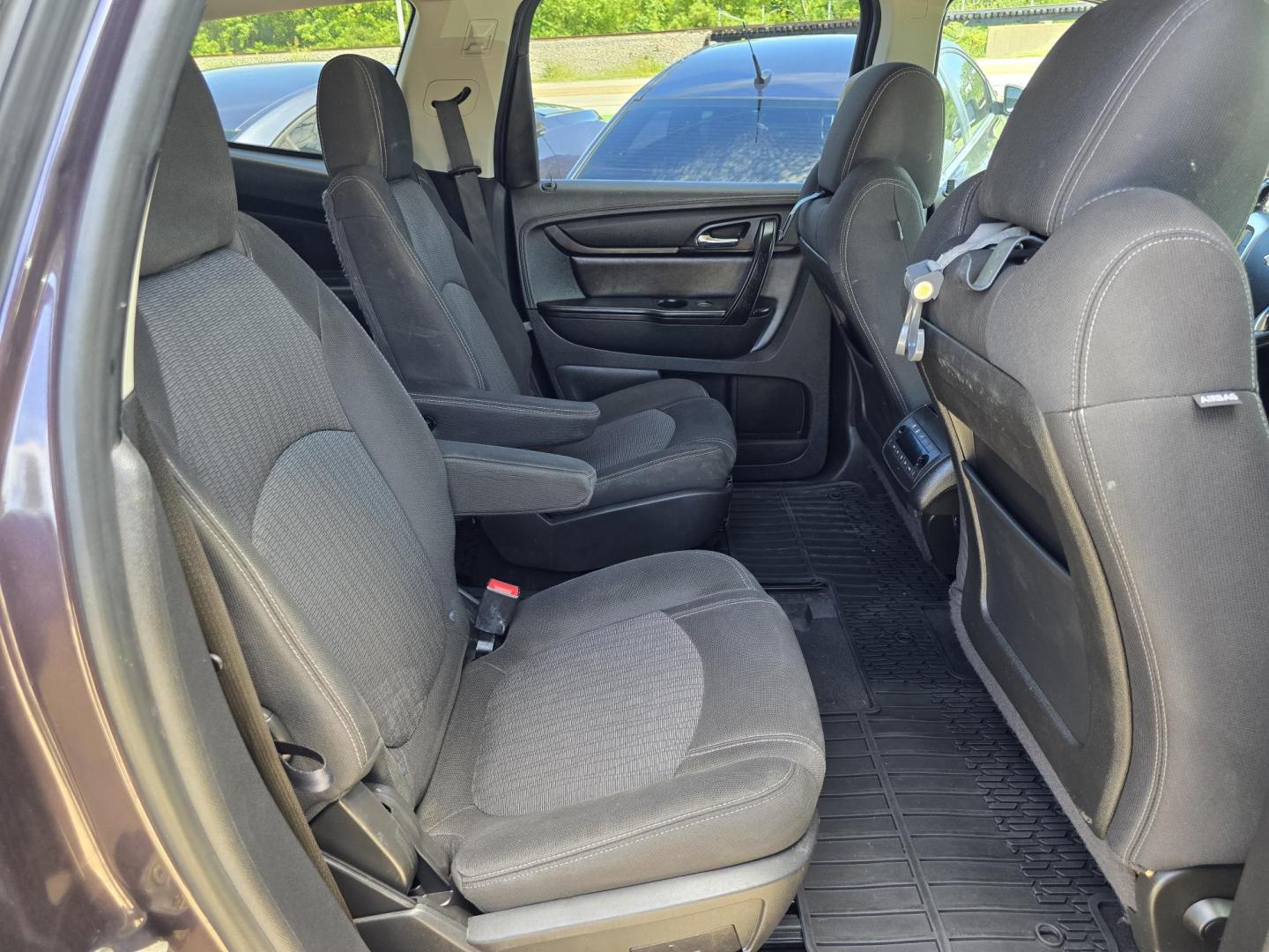 2016 Chevrolet Traverse 1LT FWD (1GNKRGKD8GJ) with an 3.6L V6 DOHC 24V engine, 6A transmission, located at 2660 S.Garland Avenue, Garland, TX, 75041, (469) 298-3118, 32.885551, -96.655602 - Photo#21