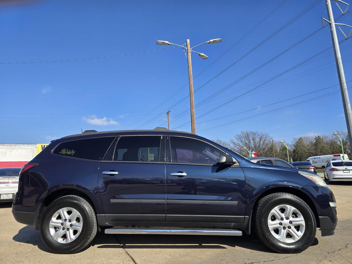 2016 BLUE Chevrolet Traverse LS (1GNKRFED5GJ) with an 3.6L V6 DOHC 24V engine, 6A transmission, located at 2660 S.Garland Avenue, Garland, TX, 75041, (469) 298-3118, 32.885551, -96.655602 - Photo#2