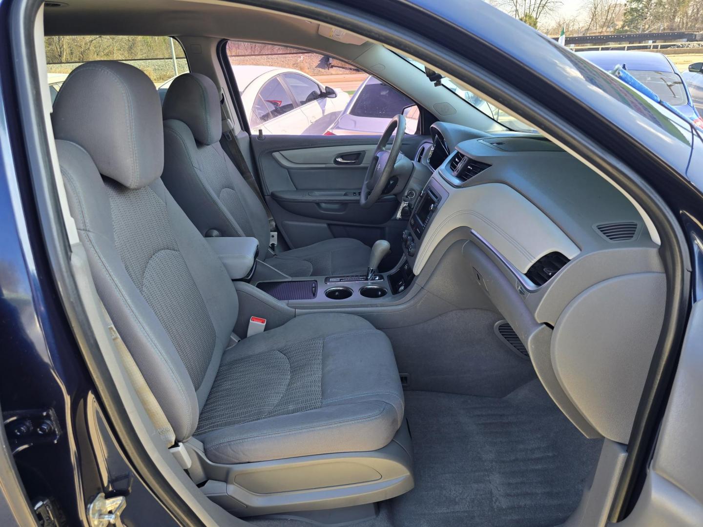 2016 BLUE Chevrolet Traverse LS (1GNKRFED5GJ) with an 3.6L V6 DOHC 24V engine, 6A transmission, located at 2660 S.Garland Avenue, Garland, TX, 75041, (469) 298-3118, 32.885551, -96.655602 - Photo#19