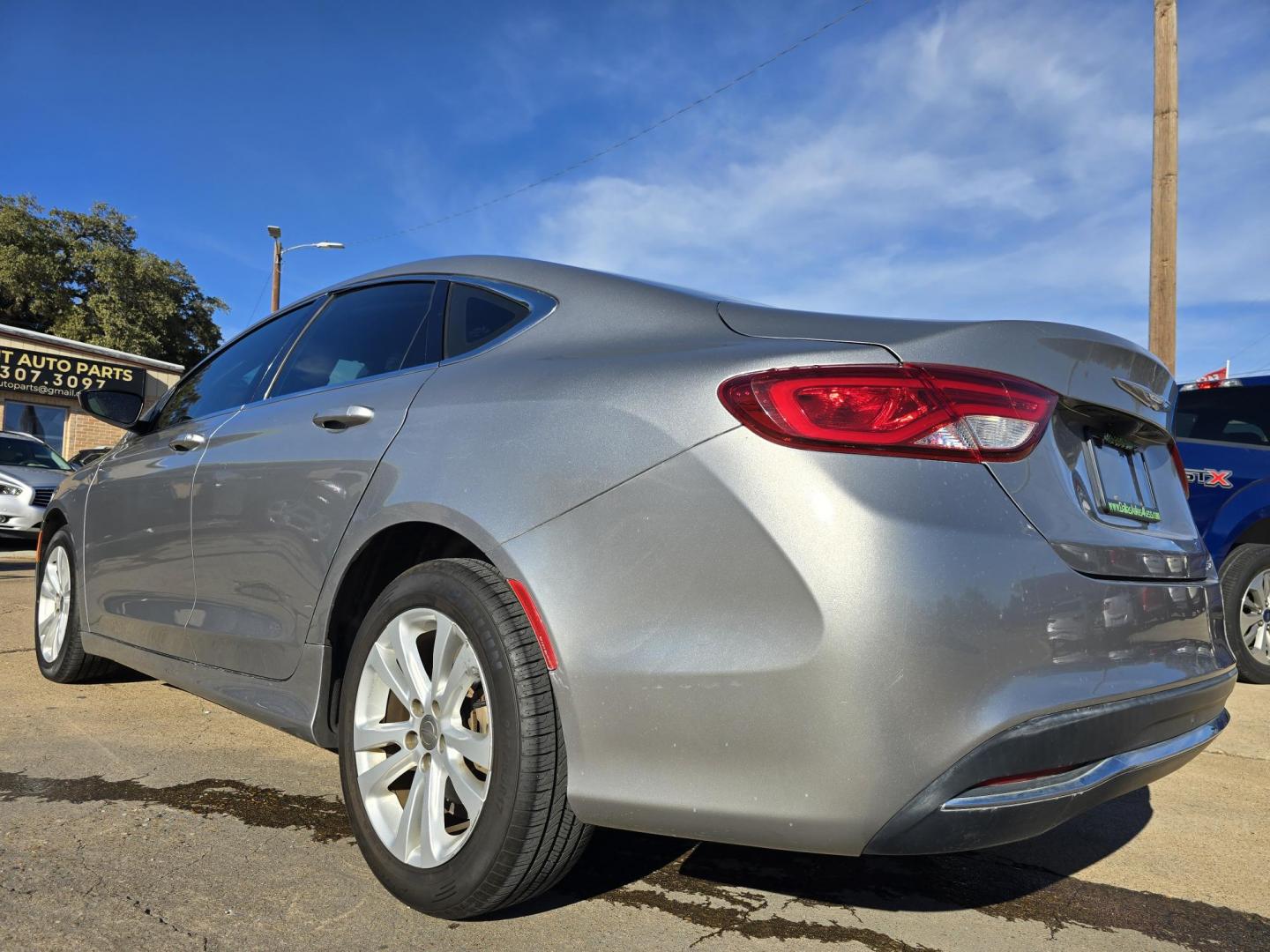 2016 GRAY Chrysler 200 Limited (1C3CCCAB5GN) with an 2.4L L4 DOHC 16V engine, 9A transmission, located at 2660 S.Garland Avenue, Garland, TX, 75041, (469) 298-3118, 32.885551, -96.655602 - Photo#5