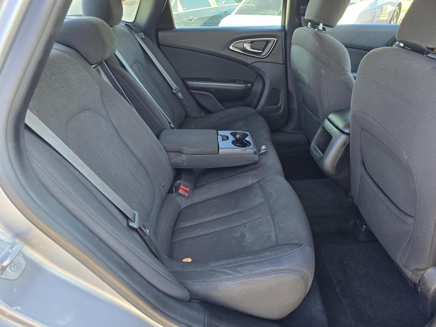 2016 GRAY Chrysler 200 Limited (1C3CCCAB5GN) with an 2.4L L4 DOHC 16V engine, 9A transmission, located at 2660 S.Garland Avenue, Garland, TX, 75041, (469) 298-3118, 32.885551, -96.655602 - Photo#17