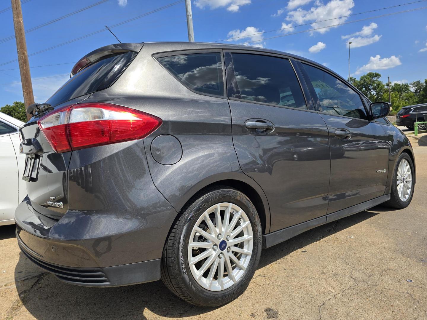 2016 GRAY /BLACK Ford C-Max Hybrid SE (1FADP5AU1GL) with an 2.0L L4 DOHC 16V HYBRID engine, CVT transmission, located at 2660 S.Garland Avenue, Garland, TX, 75041, (469) 298-3118, 32.885551, -96.655602 - Photo#3
