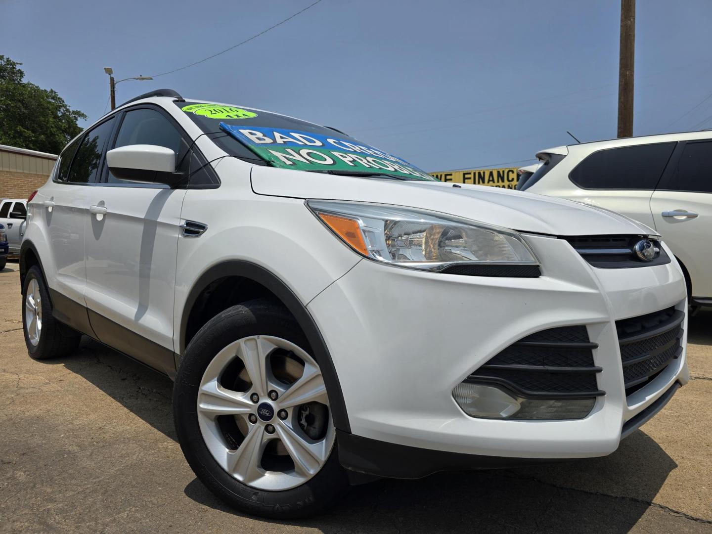 2016 WHITE Ford Escape SE (1FMCU9GX2GU) with an 1.6L L4 DOHC 16V engine, 6-Speed Automatic transmission, located at 2660 S.Garland Avenue, Garland, TX, 75041, (469) 298-3118, 32.885551, -96.655602 - Welcome to DallasAutos4Less, one of the Premier BUY HERE PAY HERE Dealers in the North Dallas Area. We specialize in financing to people with NO CREDIT or BAD CREDIT. We need proof of income, proof of residence, and a ID. Come buy your new car from us today!! This is a Super Clean 2016 FORD ESCAP - Photo#0