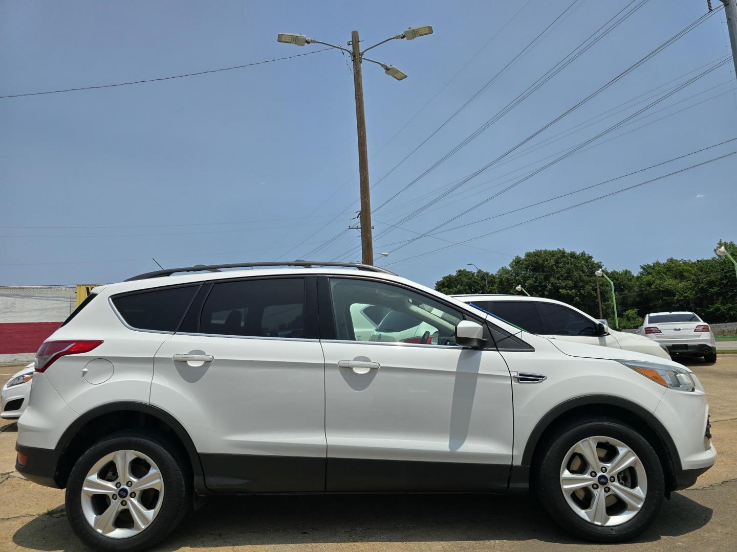2016 WHITE Ford Escape SE (1FMCU9GX2GU) with an 1.6L L4 DOHC 16V engine, 6-Speed Automatic transmission, located at 2660 S.Garland Avenue, Garland, TX, 75041, (469) 298-3118, 32.885551, -96.655602 - Welcome to DallasAutos4Less, one of the Premier BUY HERE PAY HERE Dealers in the North Dallas Area. We specialize in financing to people with NO CREDIT or BAD CREDIT. We need proof of income, proof of residence, and a ID. Come buy your new car from us today!! This is a Super Clean 2016 FORD ESCAP - Photo#2
