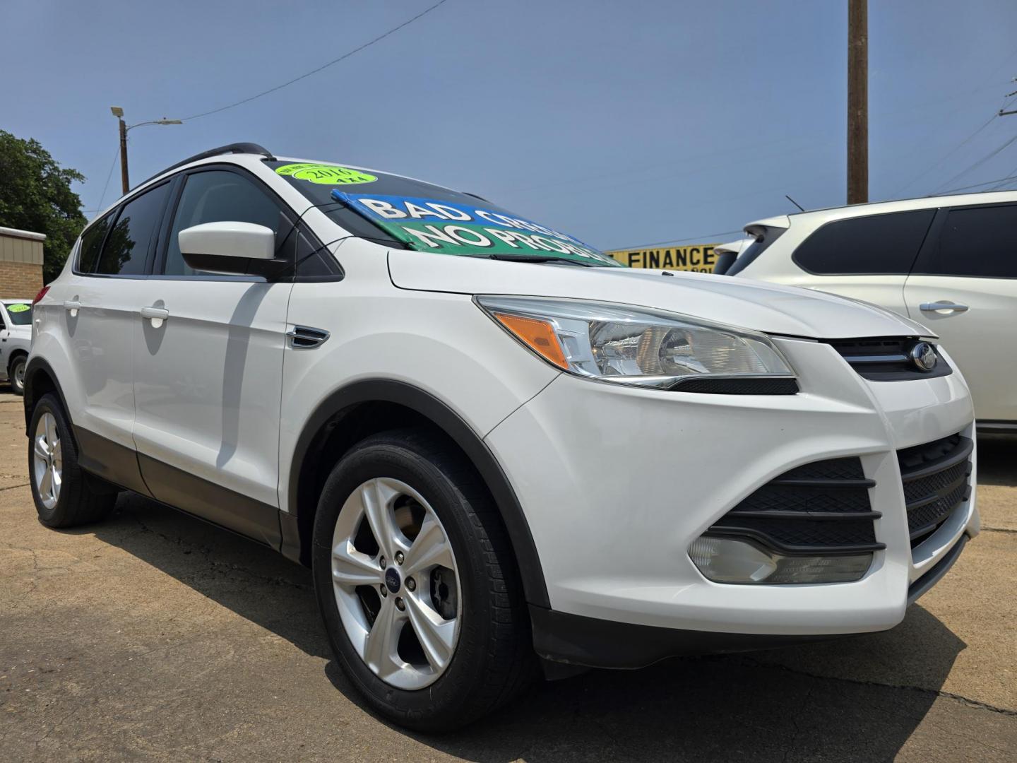 2016 WHITE Ford Escape SE (1FMCU9GX2GU) with an 1.6L L4 DOHC 16V engine, 6-Speed Automatic transmission, located at 2660 S.Garland Avenue, Garland, TX, 75041, (469) 298-3118, 32.885551, -96.655602 - Welcome to DallasAutos4Less, one of the Premier BUY HERE PAY HERE Dealers in the North Dallas Area. We specialize in financing to people with NO CREDIT or BAD CREDIT. We need proof of income, proof of residence, and a ID. Come buy your new car from us today!! This is a Super Clean 2016 FORD ESCAP - Photo#1