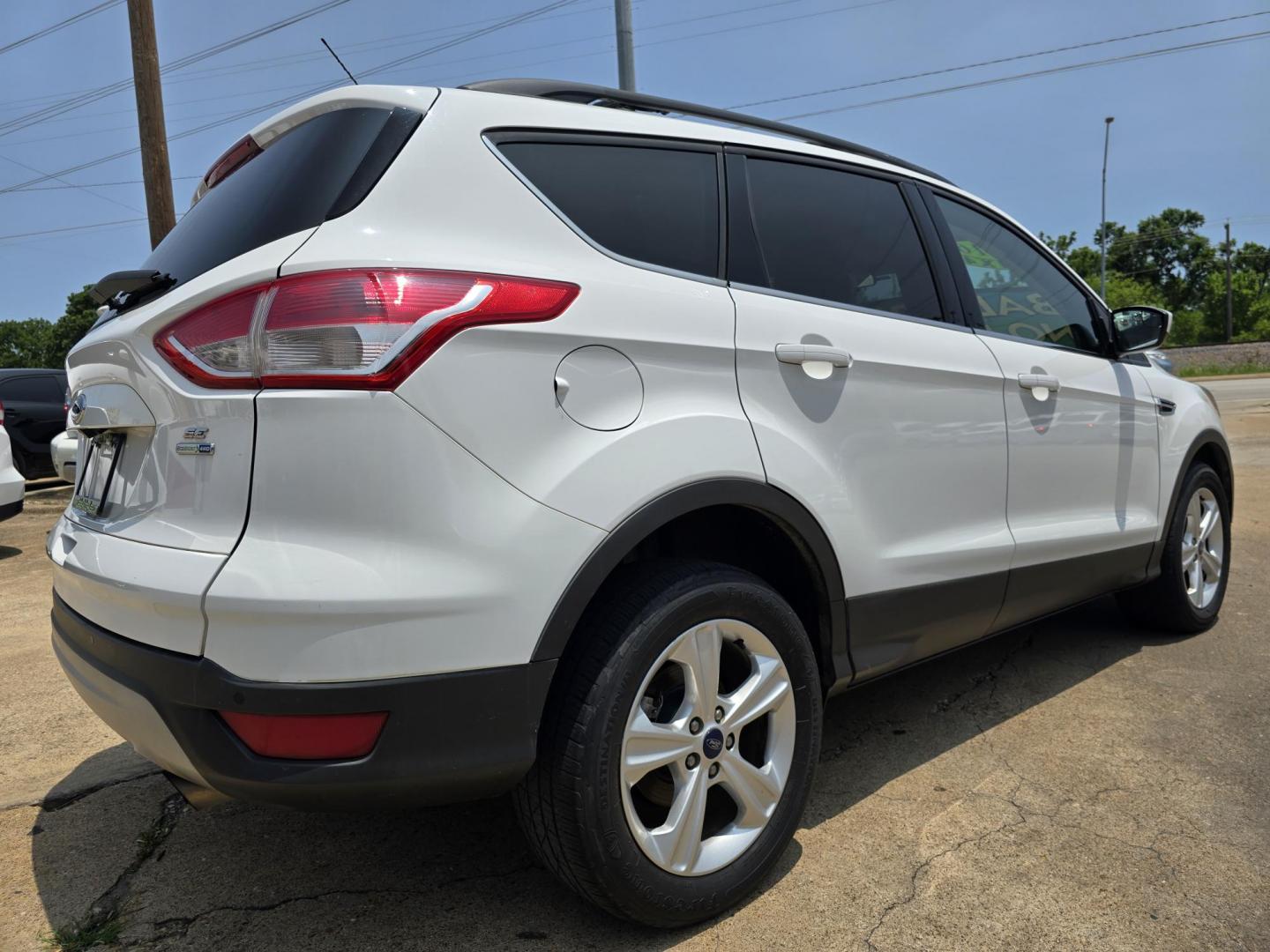 2016 WHITE Ford Escape SE (1FMCU9GX2GU) with an 1.6L L4 DOHC 16V engine, 6-Speed Automatic transmission, located at 2660 S.Garland Avenue, Garland, TX, 75041, (469) 298-3118, 32.885551, -96.655602 - Welcome to DallasAutos4Less, one of the Premier BUY HERE PAY HERE Dealers in the North Dallas Area. We specialize in financing to people with NO CREDIT or BAD CREDIT. We need proof of income, proof of residence, and a ID. Come buy your new car from us today!! This is a Super Clean 2016 FORD ESCAP - Photo#3