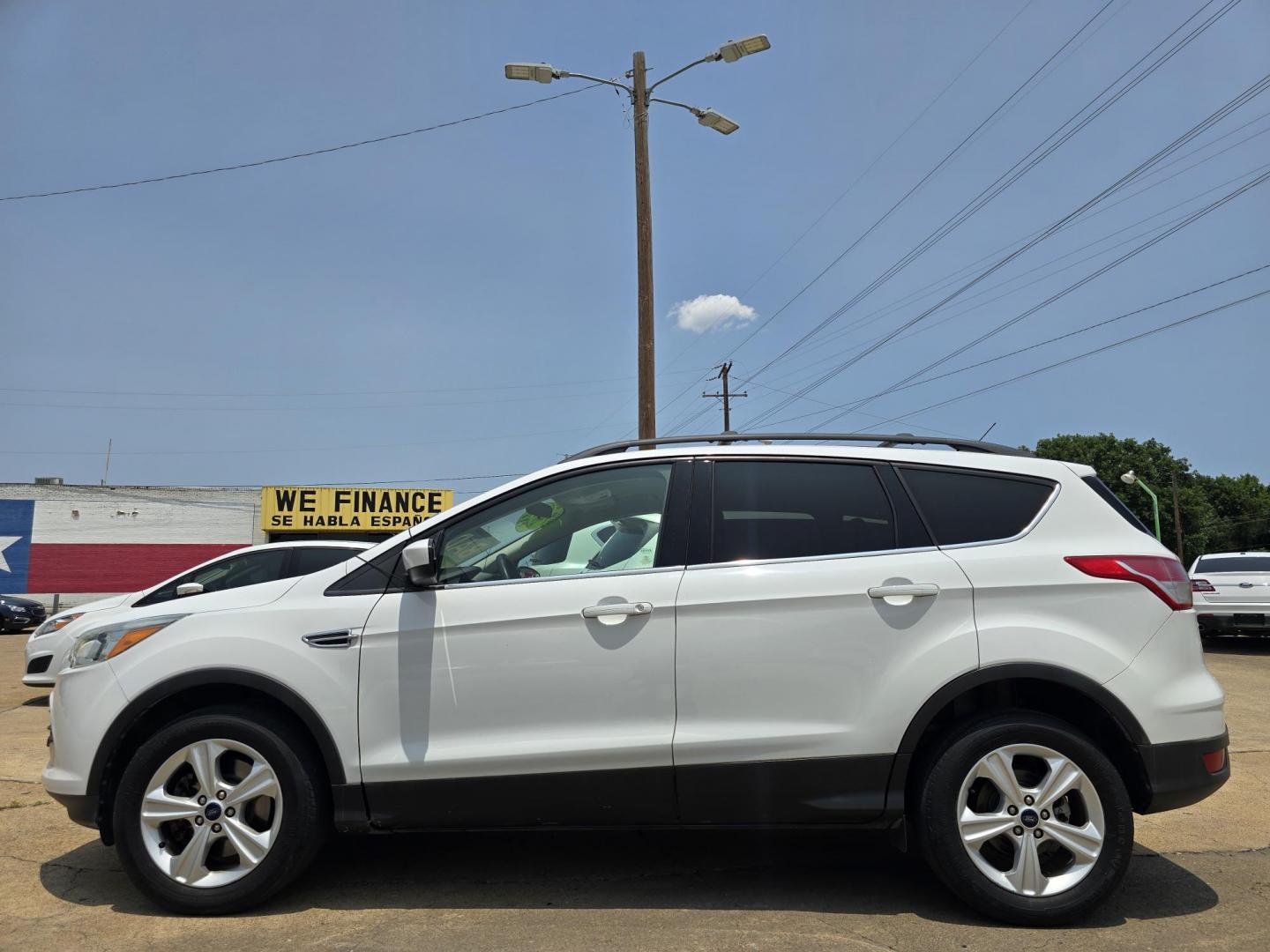 2016 WHITE Ford Escape SE (1FMCU9GX2GU) with an 1.6L L4 DOHC 16V engine, 6-Speed Automatic transmission, located at 2660 S.Garland Avenue, Garland, TX, 75041, (469) 298-3118, 32.885551, -96.655602 - Welcome to DallasAutos4Less, one of the Premier BUY HERE PAY HERE Dealers in the North Dallas Area. We specialize in financing to people with NO CREDIT or BAD CREDIT. We need proof of income, proof of residence, and a ID. Come buy your new car from us today!! This is a Super Clean 2016 FORD ESCAP - Photo#6