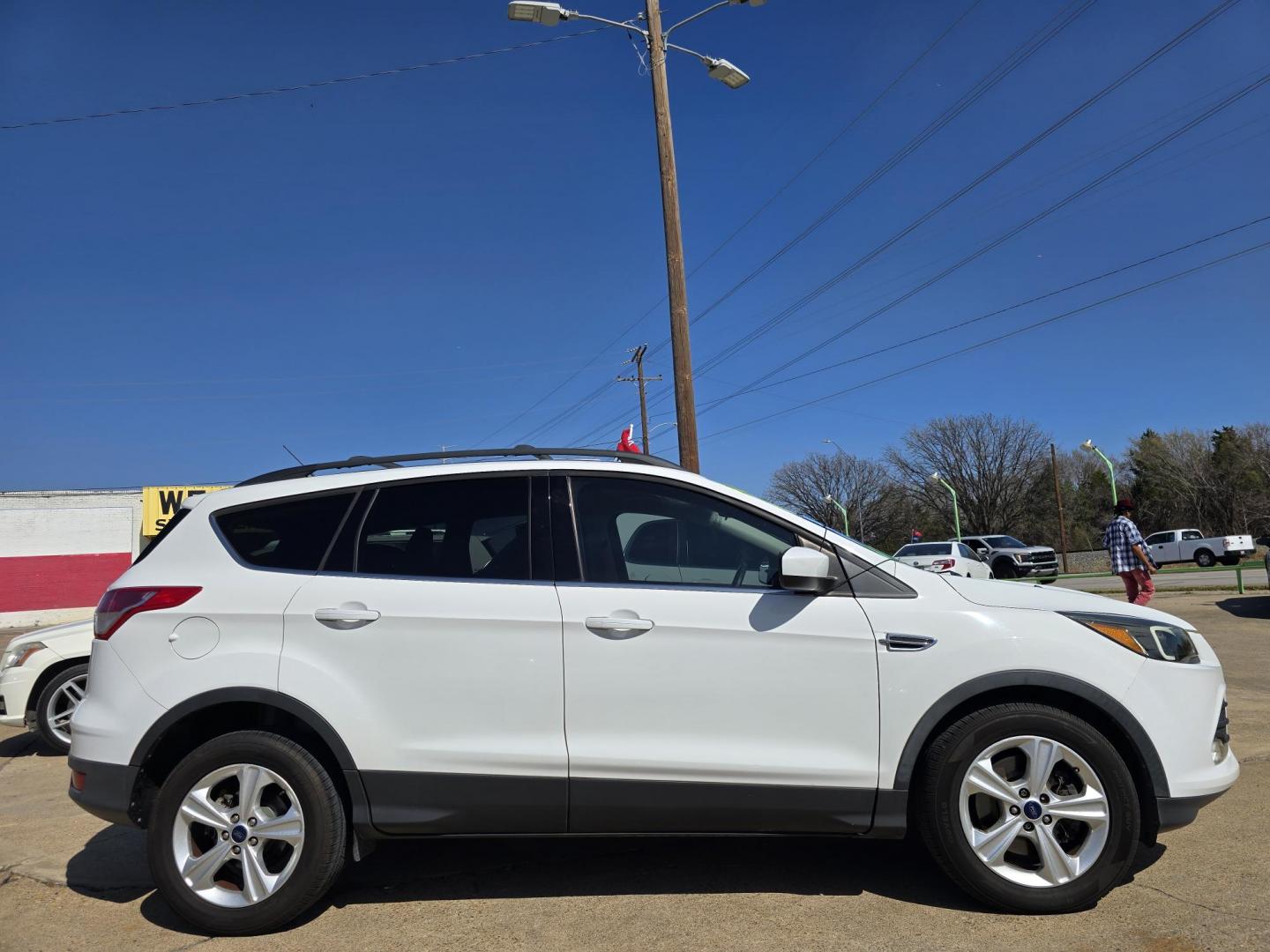 2016 WHITE Ford Escape SE (1FMCU9GX0GU) with an 1.6L L4 DOHC 16V engine, 6-Speed Automatic transmission, located at 2660 S.Garland Avenue, Garland, TX, 75041, (469) 298-3118, 32.885551, -96.655602 - Welcome to DallasAutos4Less, one of the Premier BUY HERE PAY HERE Dealers in the North Dallas Area. We specialize in financing to people with NO CREDIT or BAD CREDIT. We need proof of income, proof of residence, and a ID. Come buy your new car from us today!! This is a Super Clean 2016 FORD ESCAP - Photo#2