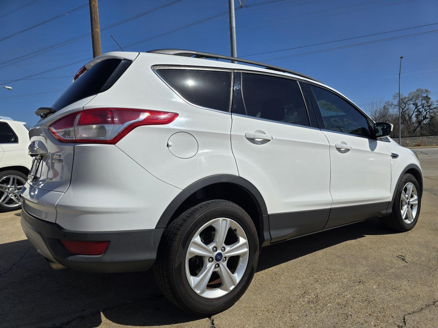 2016 WHITE Ford Escape SE (1FMCU9GX0GU) with an 1.6L L4 DOHC 16V engine, 6-Speed Automatic transmission, located at 2660 S.Garland Avenue, Garland, TX, 75041, (469) 298-3118, 32.885551, -96.655602 - Welcome to DallasAutos4Less, one of the Premier BUY HERE PAY HERE Dealers in the North Dallas Area. We specialize in financing to people with NO CREDIT or BAD CREDIT. We need proof of income, proof of residence, and a ID. Come buy your new car from us today!! This is a Super Clean 2016 FORD ESCAP - Photo#3