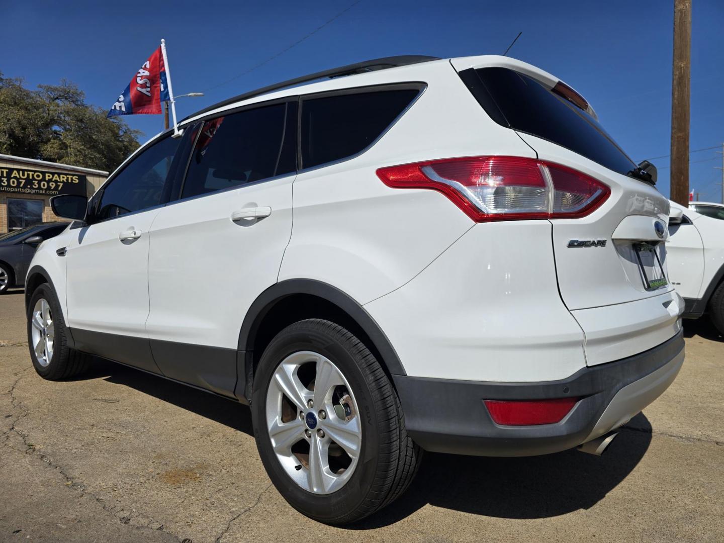 2016 WHITE Ford Escape SE (1FMCU9GX0GU) with an 1.6L L4 DOHC 16V engine, 6-Speed Automatic transmission, located at 2660 S.Garland Avenue, Garland, TX, 75041, (469) 298-3118, 32.885551, -96.655602 - Welcome to DallasAutos4Less, one of the Premier BUY HERE PAY HERE Dealers in the North Dallas Area. We specialize in financing to people with NO CREDIT or BAD CREDIT. We need proof of income, proof of residence, and a ID. Come buy your new car from us today!! This is a Super Clean 2016 FORD ESCAP - Photo#5
