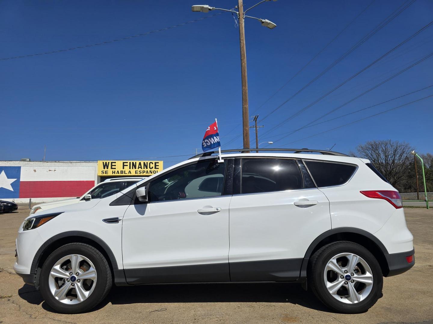 2016 WHITE Ford Escape SE (1FMCU9GX0GU) with an 1.6L L4 DOHC 16V engine, 6-Speed Automatic transmission, located at 2660 S.Garland Avenue, Garland, TX, 75041, (469) 298-3118, 32.885551, -96.655602 - Welcome to DallasAutos4Less, one of the Premier BUY HERE PAY HERE Dealers in the North Dallas Area. We specialize in financing to people with NO CREDIT or BAD CREDIT. We need proof of income, proof of residence, and a ID. Come buy your new car from us today!! This is a Super Clean 2016 FORD ESCAP - Photo#6