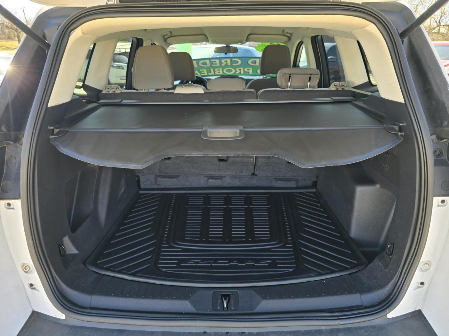 2016 WHITE Ford Escape SE (1FMCU9GX0GU) with an 1.6L L4 DOHC 16V engine, 6-Speed Automatic transmission, located at 2660 S.Garland Avenue, Garland, TX, 75041, (469) 298-3118, 32.885551, -96.655602 - Welcome to DallasAutos4Less, one of the Premier BUY HERE PAY HERE Dealers in the North Dallas Area. We specialize in financing to people with NO CREDIT or BAD CREDIT. We need proof of income, proof of residence, and a ID. Come buy your new car from us today!! This is a Super Clean 2016 FORD ESCAP - Photo#16