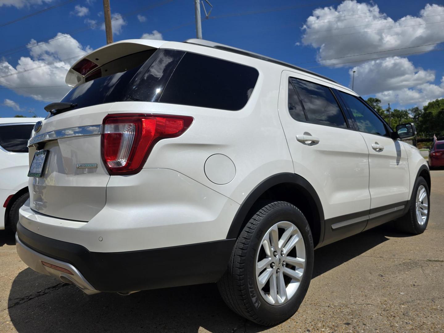 2016 WHITE Ford Explorer XLT (1FM5K7DH1GG) with an 2.3L L4 DOHC 16V engine, 6-Speed Automatic transmission, located at 2660 S.Garland Avenue, Garland, TX, 75041, (469) 298-3118, 32.885551, -96.655602 - Photo#3