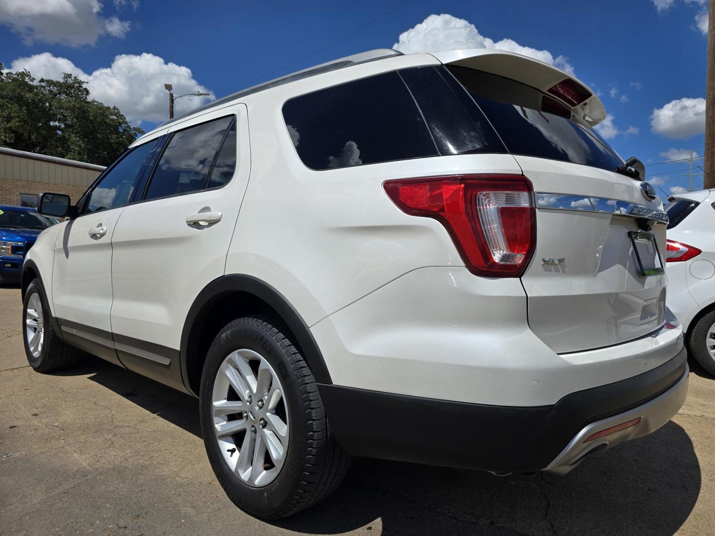 2016 WHITE Ford Explorer XLT (1FM5K7DH1GG) with an 2.3L L4 DOHC 16V engine, 6-Speed Automatic transmission, located at 2660 S.Garland Avenue, Garland, TX, 75041, (469) 298-3118, 32.885551, -96.655602 - Photo#5