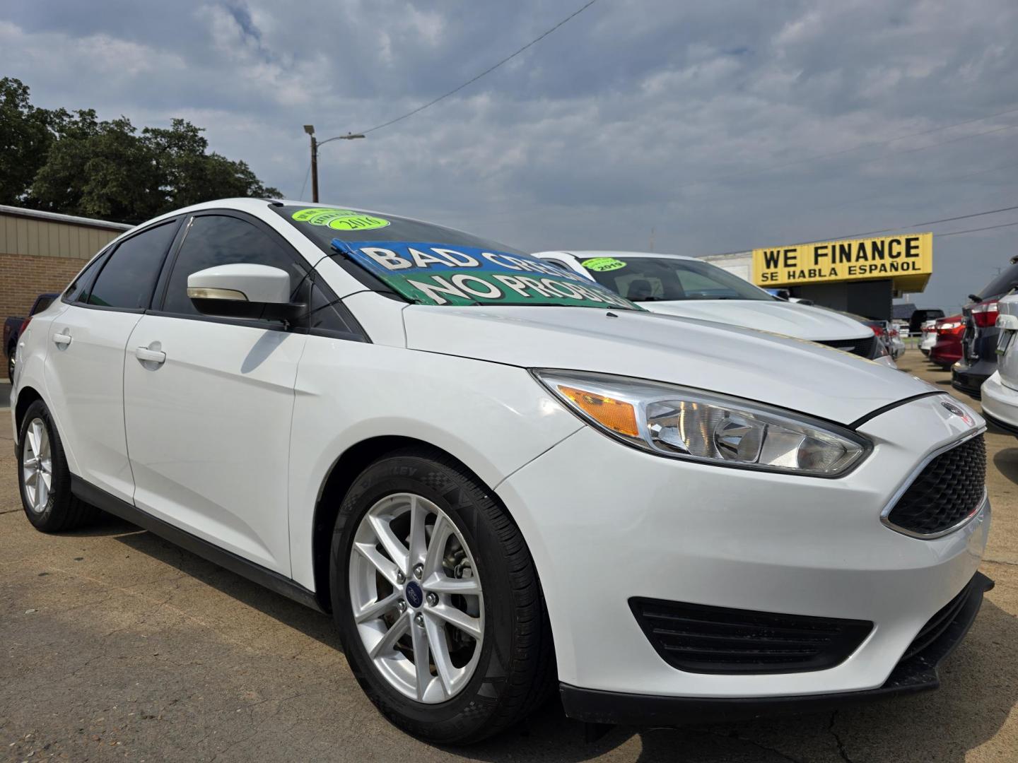 2016 WHITE Ford Focus SE (1FADP3F24GL) with an 2.0L L4 DOHC 16V engine, AUTO transmission, located at 2660 S.Garland Avenue, Garland, TX, 75041, (469) 298-3118, 32.885551, -96.655602 - Welcome to DallasAutos4Less, one of the Premier BUY HERE PAY HERE Dealers in the North Dallas Area. We specialize in financing to people with NO CREDIT or BAD CREDIT. We need proof of income, proof of residence, and a ID. Come buy your new car from us today!! This is a Super Clean 2016 FORD FOCUS - Photo#1