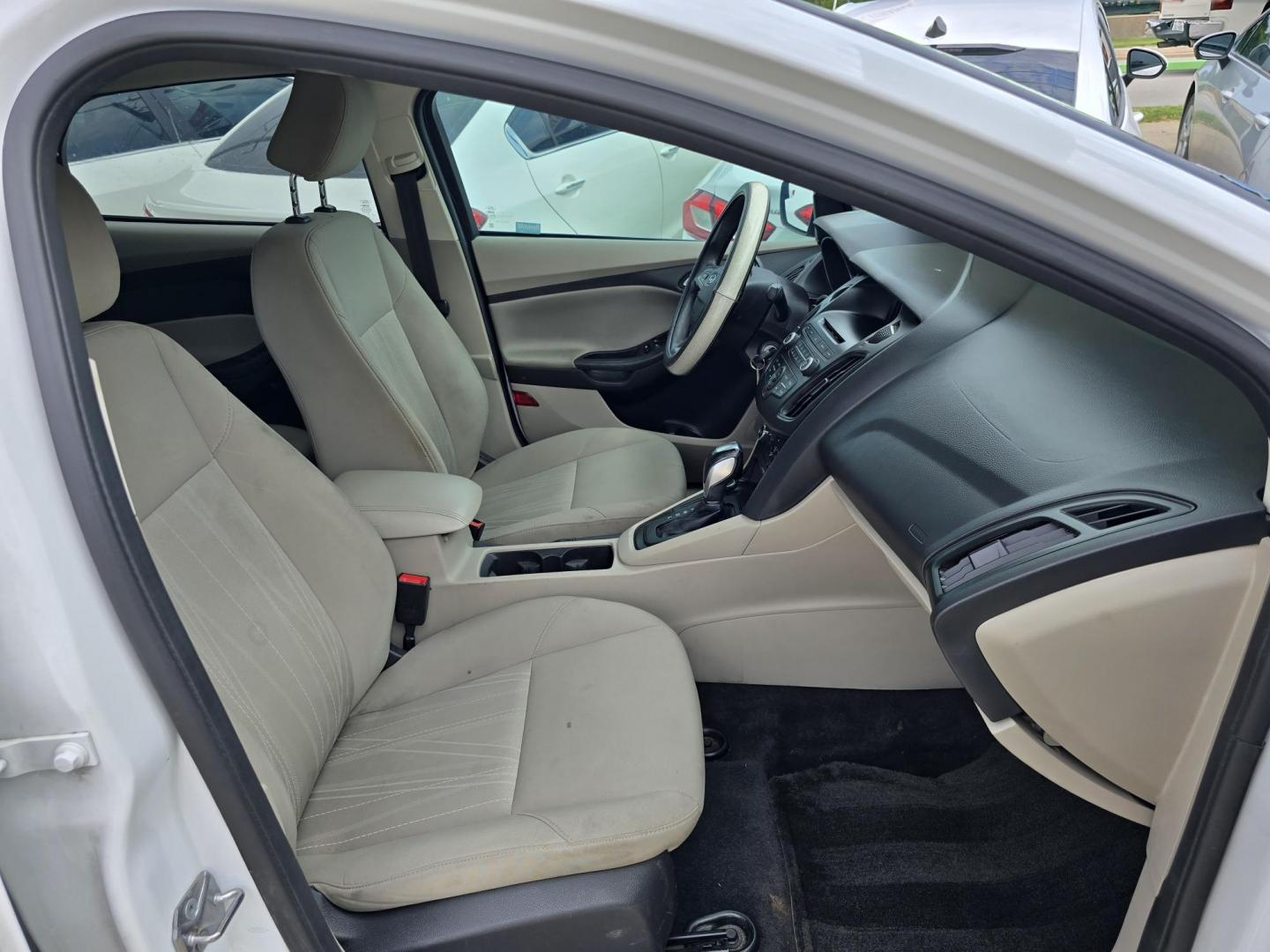 2016 WHITE Ford Focus SE (1FADP3F24GL) with an 2.0L L4 DOHC 16V engine, AUTO transmission, located at 2660 S.Garland Avenue, Garland, TX, 75041, (469) 298-3118, 32.885551, -96.655602 - Welcome to DallasAutos4Less, one of the Premier BUY HERE PAY HERE Dealers in the North Dallas Area. We specialize in financing to people with NO CREDIT or BAD CREDIT. We need proof of income, proof of residence, and a ID. Come buy your new car from us today!! This is a Super Clean 2016 FORD FOCUS - Photo#17