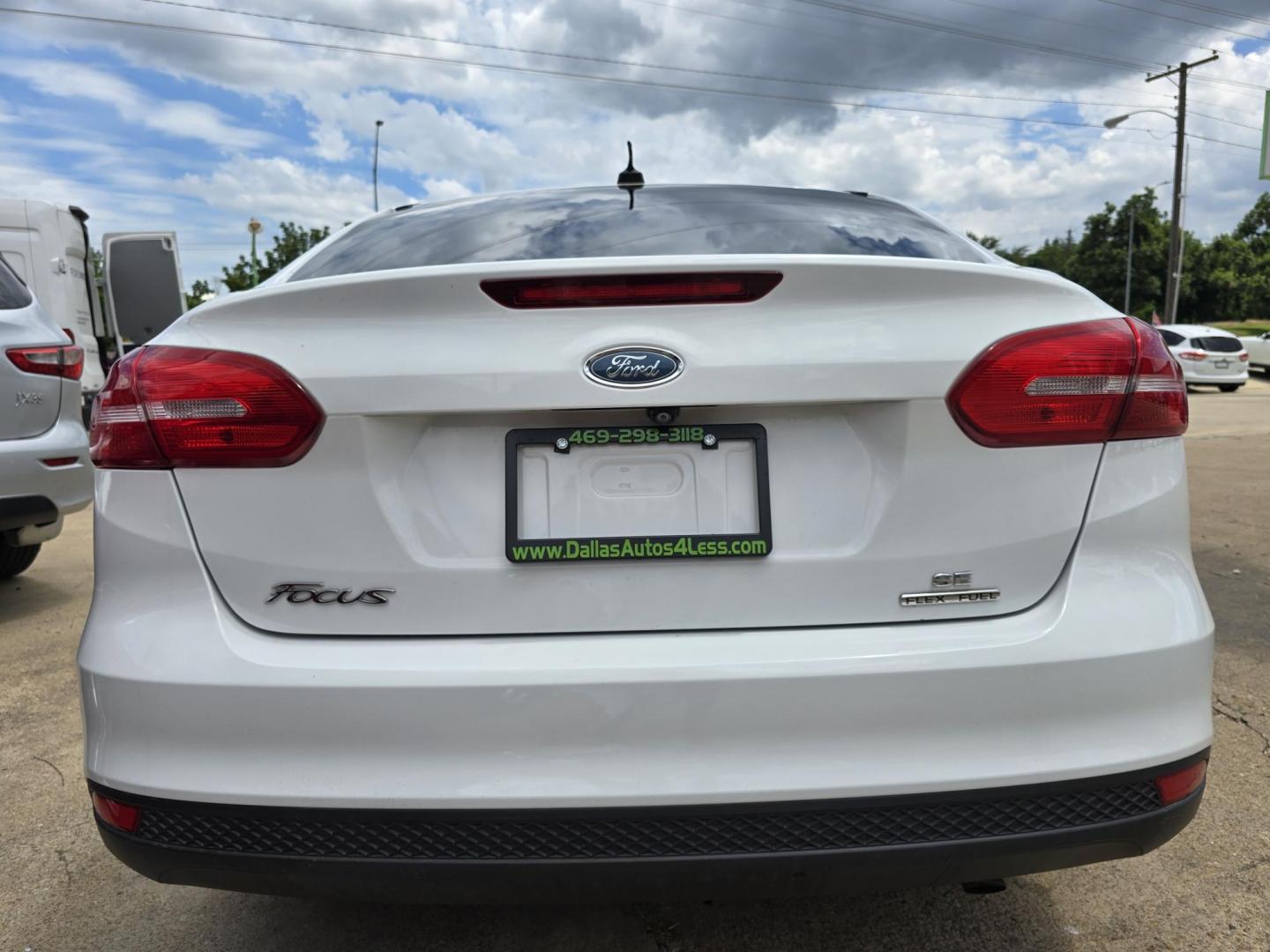 2016 Ford Focus SE (1FADP3F25GL) with an 2.0L L4 DOHC 16V engine, AUTO transmission, located at 2660 S.Garland Avenue, Garland, TX, 75041, (469) 298-3118, 32.885551, -96.655602 - Photo#4