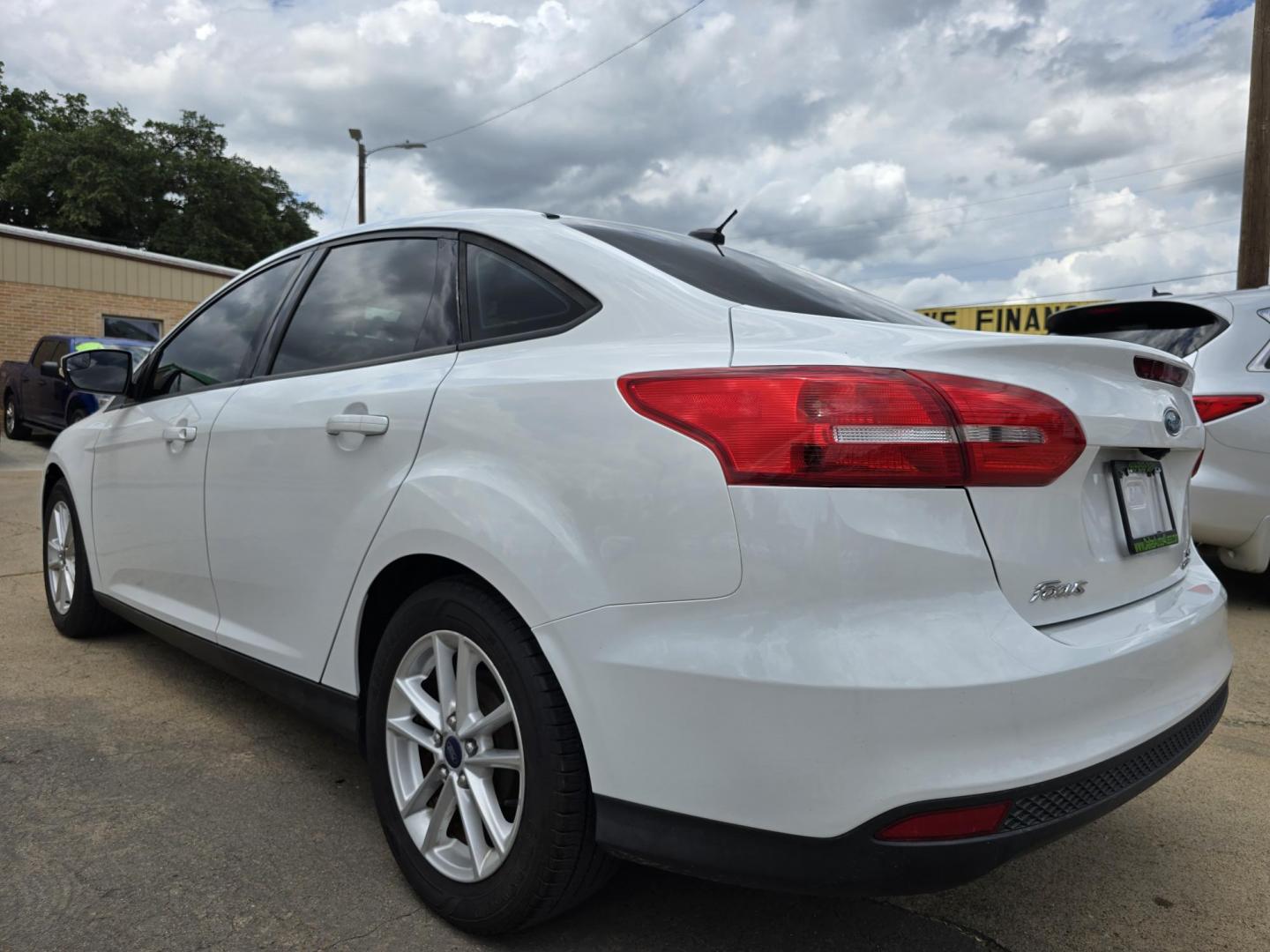 2016 Ford Focus SE (1FADP3F25GL) with an 2.0L L4 DOHC 16V engine, AUTO transmission, located at 2660 S.Garland Avenue, Garland, TX, 75041, (469) 298-3118, 32.885551, -96.655602 - Photo#5
