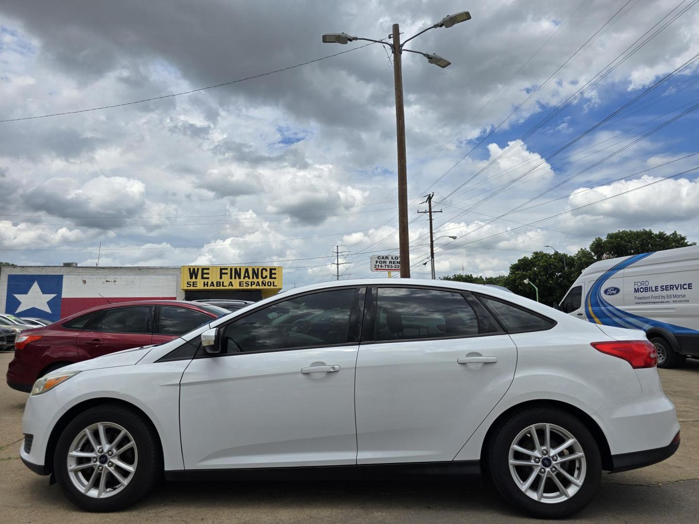 2016 Ford Focus SE (1FADP3F25GL) with an 2.0L L4 DOHC 16V engine, AUTO transmission, located at 2660 S.Garland Avenue, Garland, TX, 75041, (469) 298-3118, 32.885551, -96.655602 - Photo#6