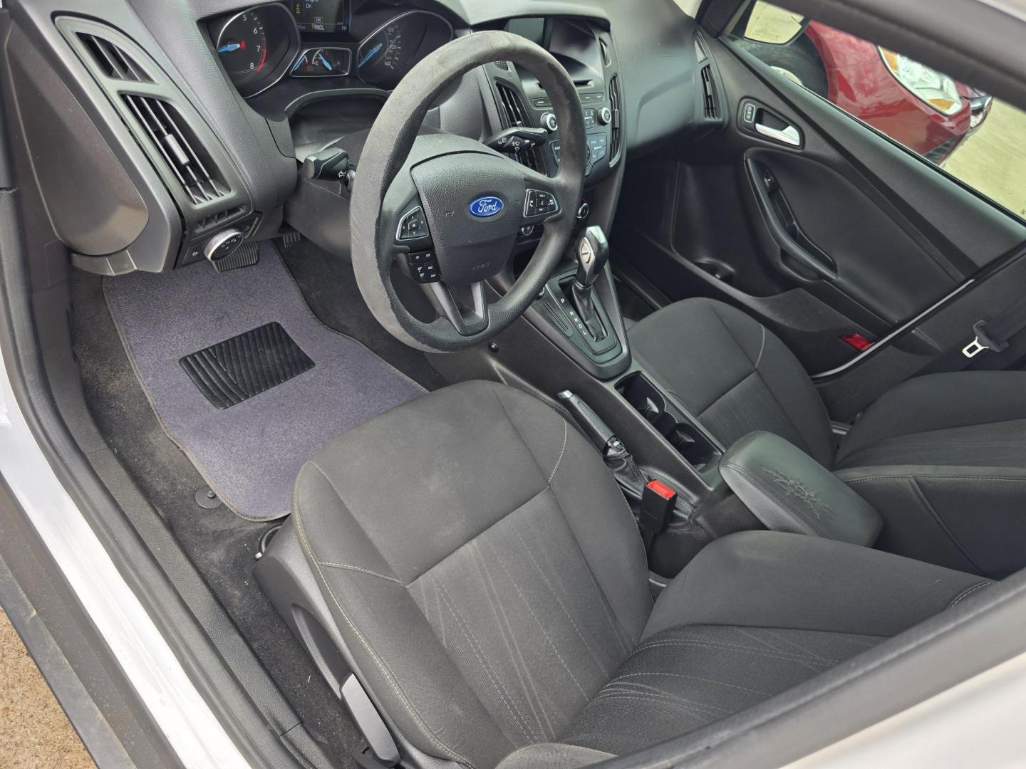 2016 Ford Focus SE (1FADP3F25GL) with an 2.0L L4 DOHC 16V engine, AUTO transmission, located at 2660 S.Garland Avenue, Garland, TX, 75041, (469) 298-3118, 32.885551, -96.655602 - Photo#10