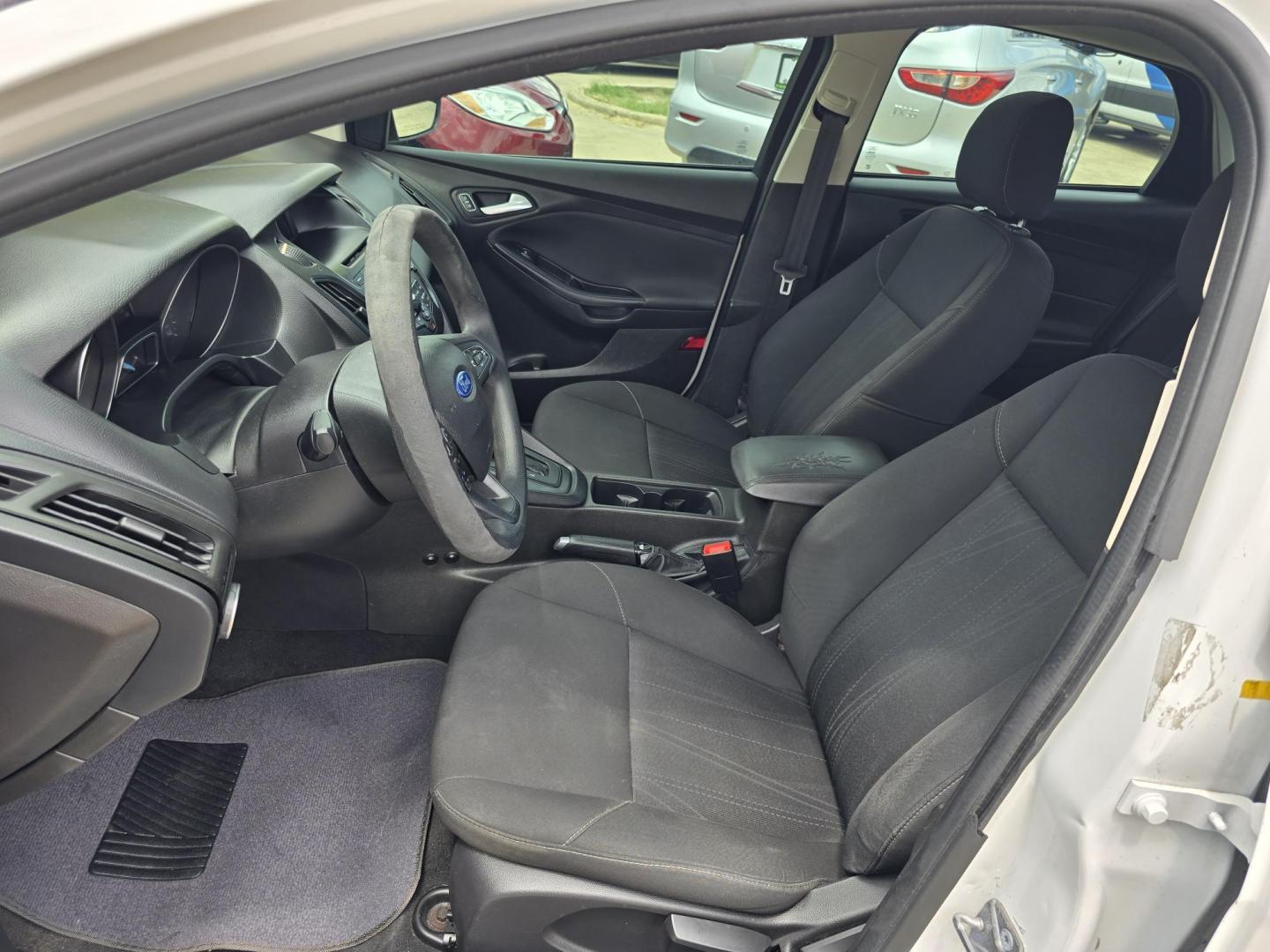2016 Ford Focus SE (1FADP3F25GL) with an 2.0L L4 DOHC 16V engine, AUTO transmission, located at 2660 S.Garland Avenue, Garland, TX, 75041, (469) 298-3118, 32.885551, -96.655602 - Photo#11