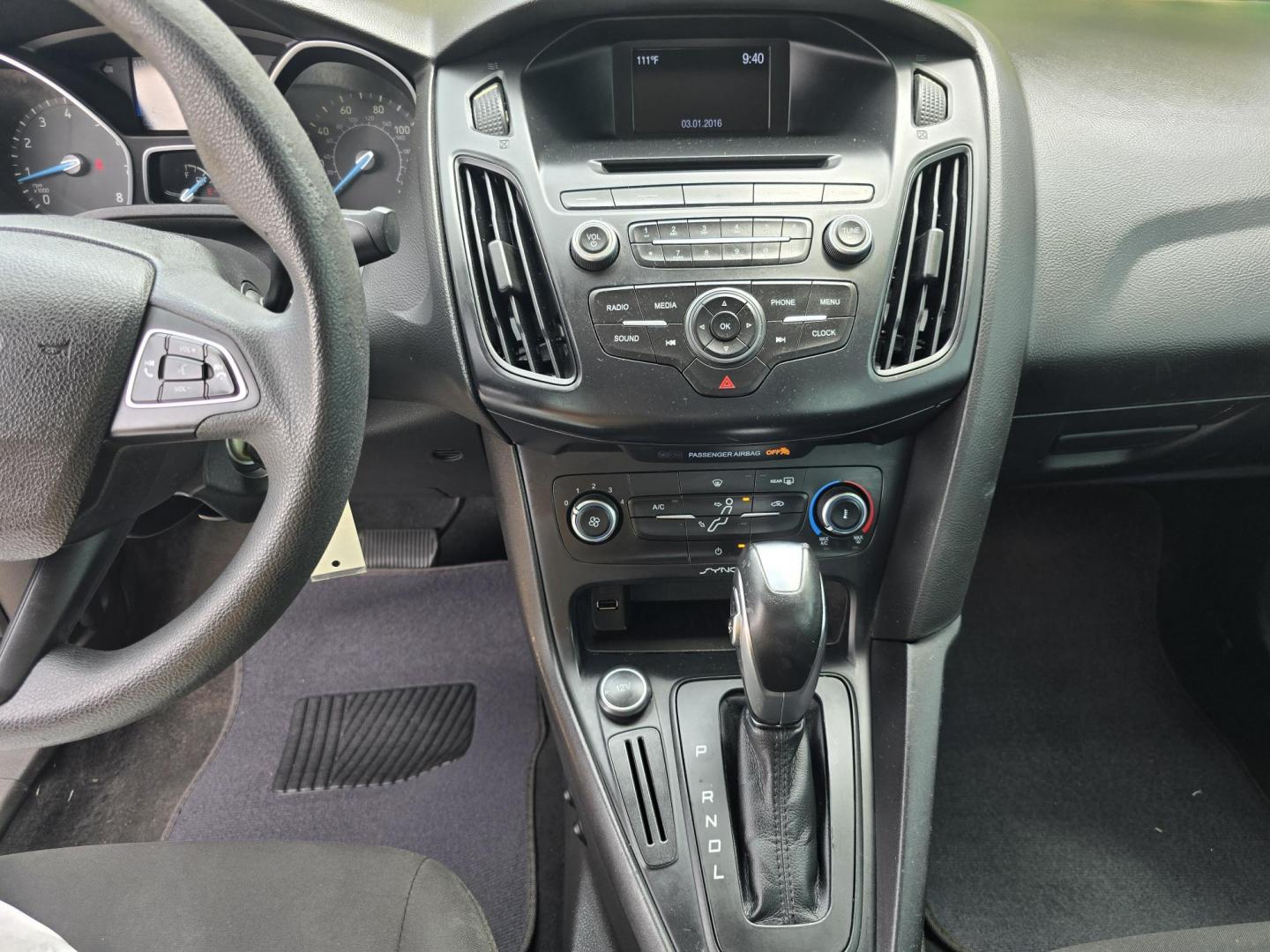 2016 Ford Focus SE (1FADP3F25GL) with an 2.0L L4 DOHC 16V engine, AUTO transmission, located at 2660 S.Garland Avenue, Garland, TX, 75041, (469) 298-3118, 32.885551, -96.655602 - Photo#13
